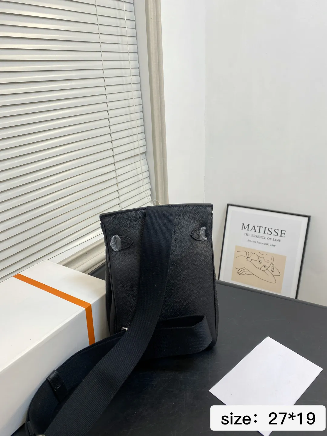 🅿️💰265 无盒 尺寸27*19 爱马仕单肩包很酷的男包来喽看起来十分时尚且年轻 斜挎也不显大当收纳空间真心不错，拿取东西时十分方便当肩带可以自由调节长度，任何身高都没问题 6779