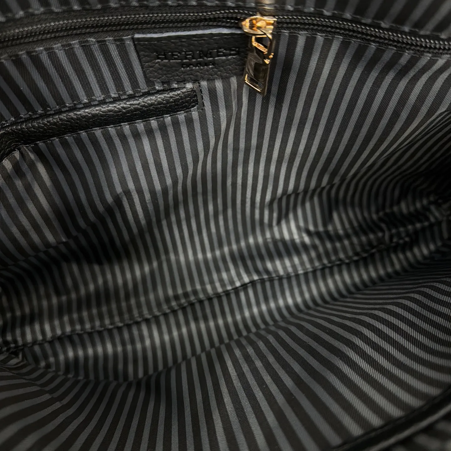 P155 Herm&egrave;s 爱马仕 男士牛皮公文包 🚹电脑包 斜挎手提包 经典百搭 实物拍摄 原厂原版面料 高端品质 配送防尘袋 38 x 28 cm。
