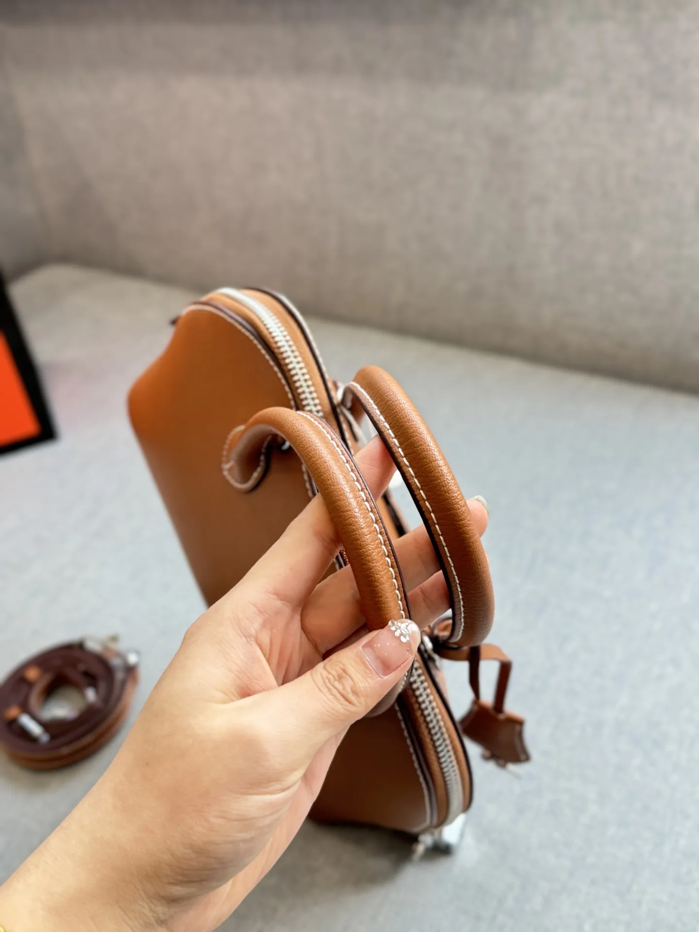 头层牛皮💰215 全套礼盒 size:25×19 HERMES 爱马仕 Bolide 1923-25 保龄球包 贝壳包 银扣 手提单肩斜挎包 牙签纹 兼具实用和美感的一只低调款包包。25cm 尺寸可通勤使用,可带娃出街使用,也可闺蜜聚会使用。 很大气的颜色,自带高级感✨ 低调内敛,非常实用百搭 设计简单,背起来精致又优雅