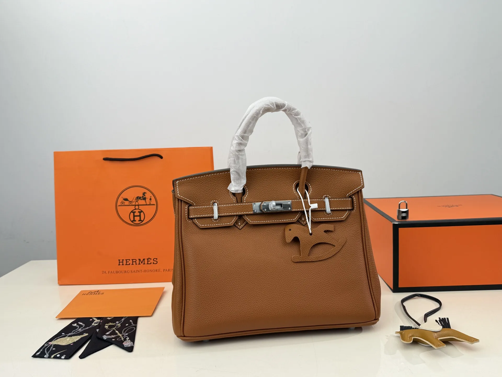 (折叠盒⚠️)p300 爱马仕Birkin铂金包(银扣) ✅顶级原单 头层牛皮 配丝巾 小飞马 细节无敌完美 配色敲级耐看 完美适配秋冬穿搭 容量满分 上身优雅有气质 size:30*22cm