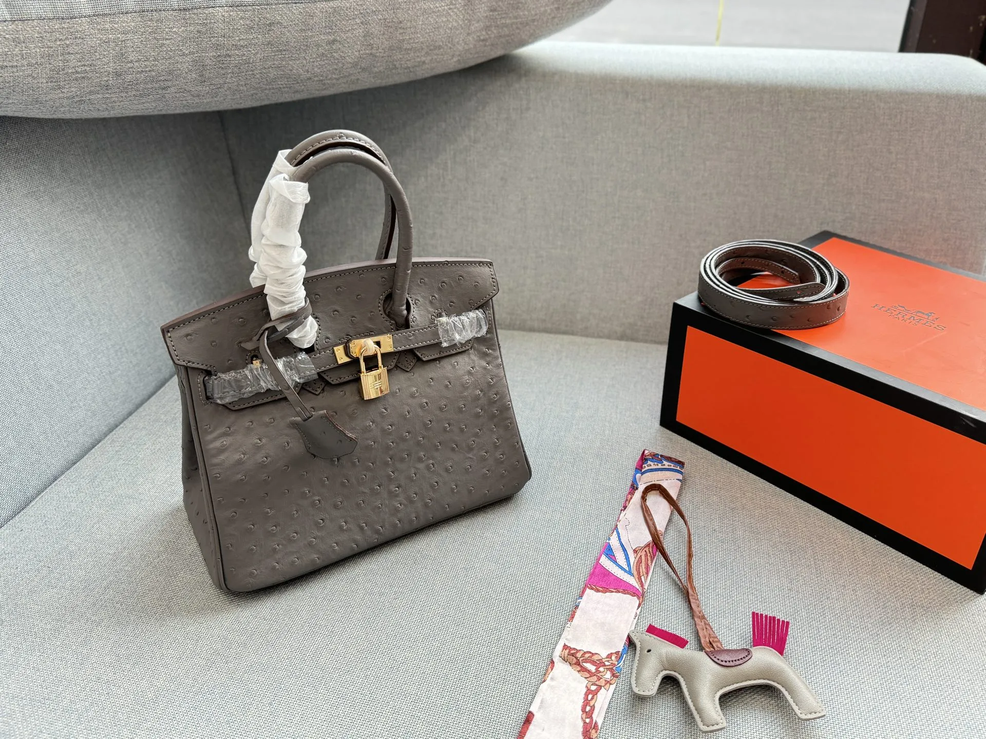 牛皮大号💰275 全套礼盒➕丝巾➕小马 牛皮小号💰265 全套礼盒➕丝巾➕小马 size:30×21/25×18 HERMES爱马仕 Birkin 鸵鸟纹 铂金包手提包 嘿,又到了把美拉德色系挂在身上的季节了🍂,一个暖色调的金棕是能完美的调和均匀身上色调过硬的感觉,极致的温柔就是这个金棕色最好的诠释了~ 斑鸠灰什么时候都很好看 高级又显贵🤍🩶特殊皮太香了