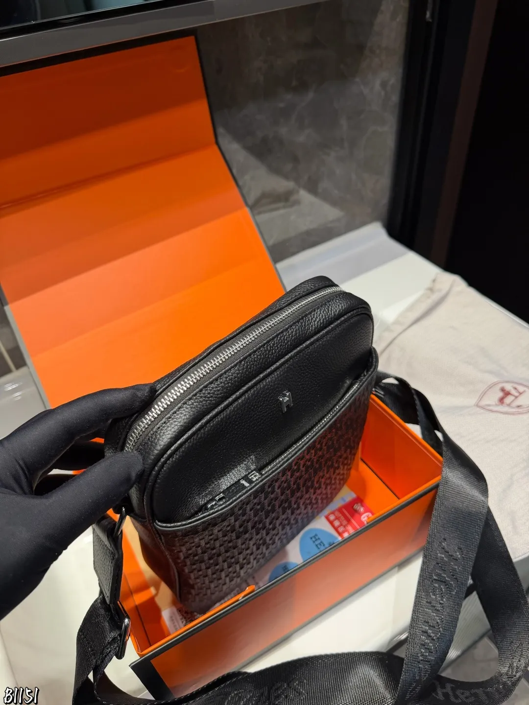 ❤️P145(礼盒包装)❤️ Hermes•爱马仕 新品斜挎包单肩包.全黑光面皮膜包身、金属logo加持上身潮酷十足非常适合出门不怎么带东西但要带点东西的人多功能收纳分区设计,各区各司其职前袋装耳机、钥匙,侧袋装雨伞/水壶、主袋装充电宝,内置加绒里衬,Switch等电子产品稳稳当当,隐藏拉链袋内置卡槽位置身份证等卡件不怕丟尺寸:20*5*23cm