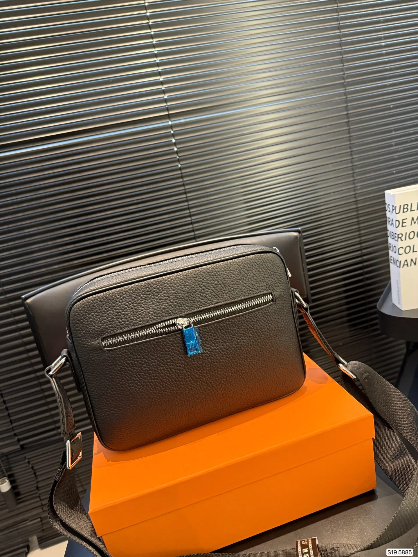 P145 配盒子爱马仕纯皮新款男士相机包，很酷的男包来喽看起来十分时尚且年轻。斜挎也不显大当收纳空间真心不错，拿取东西时十分方便当肩带可以自由调节长度，任何身高都没问题 尺寸25 18货号5885