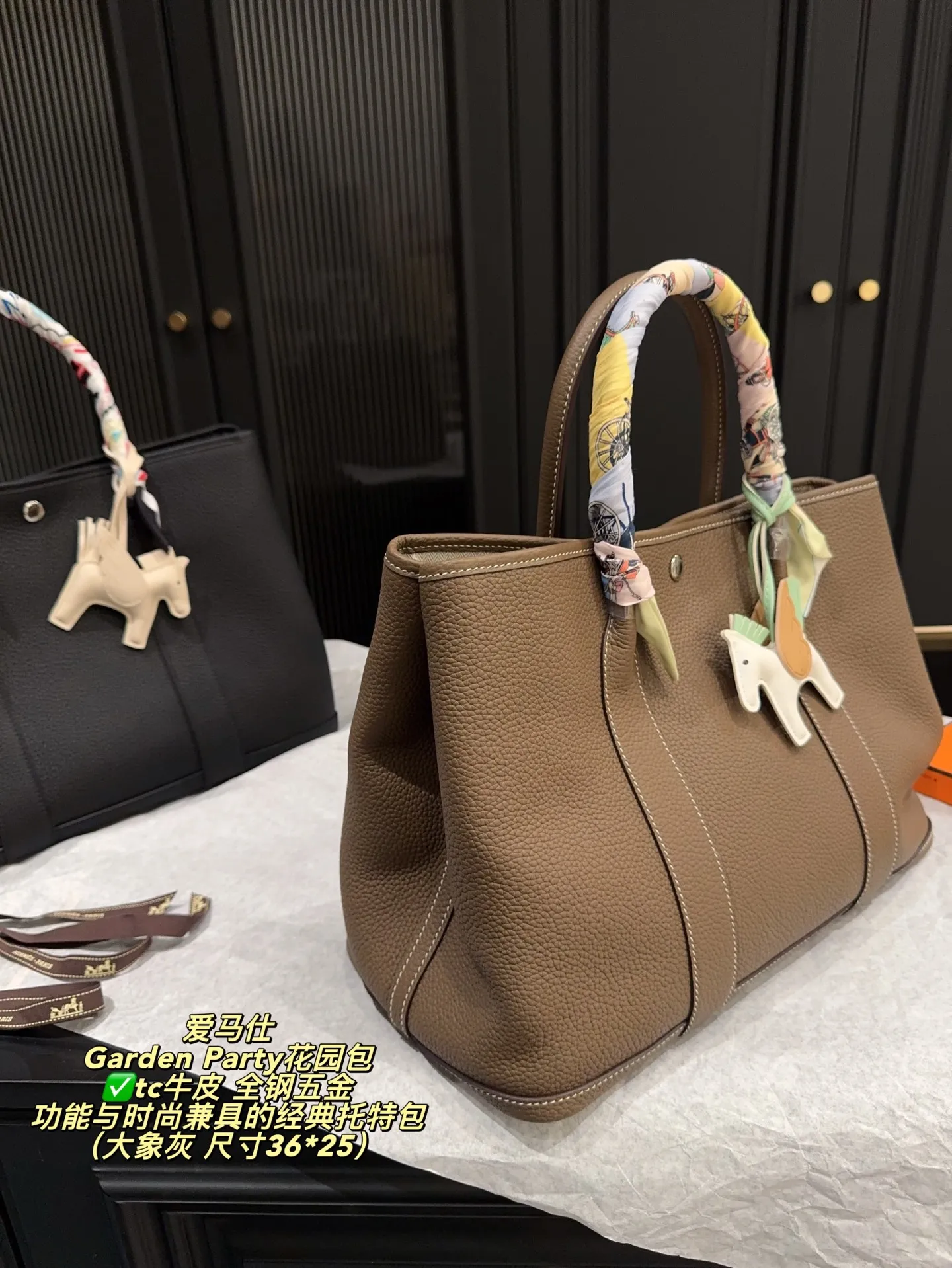 ✅tc牛皮 全钢五金P420无盒⚠️尺寸36*25 爱马仕 Garden Party花园包 采用Negonda牛皮，触感柔軟又耐用。简约大气设计，银色金属扣件超有质感，内部空间超大，能装下笔记本电脑和文件，通勤、出差都很适合！手柄可DIY丝巾或挂件，搭配小飞马挂饰更有趣味感～实用又优雅，是爱马仕经典通勤包款！
