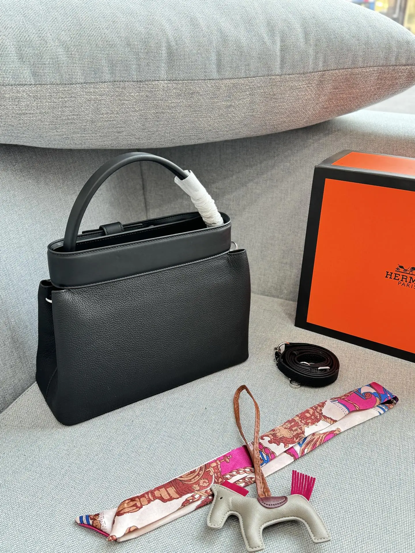 头层牛皮💰285 全套礼盒➕丝巾➕小马 size:27×16 HERMES爱马仕 Medor Bag 哑光金属 单肩斜挎包 手提包 像一件艺术品~ 被它的美貌打动 “低调的时髦”和“不费力的型格”。不追求繁复的装饰和鲜艳的色彩,通过版型、材质和色彩的统一感来营造高级感与酷帅气质。