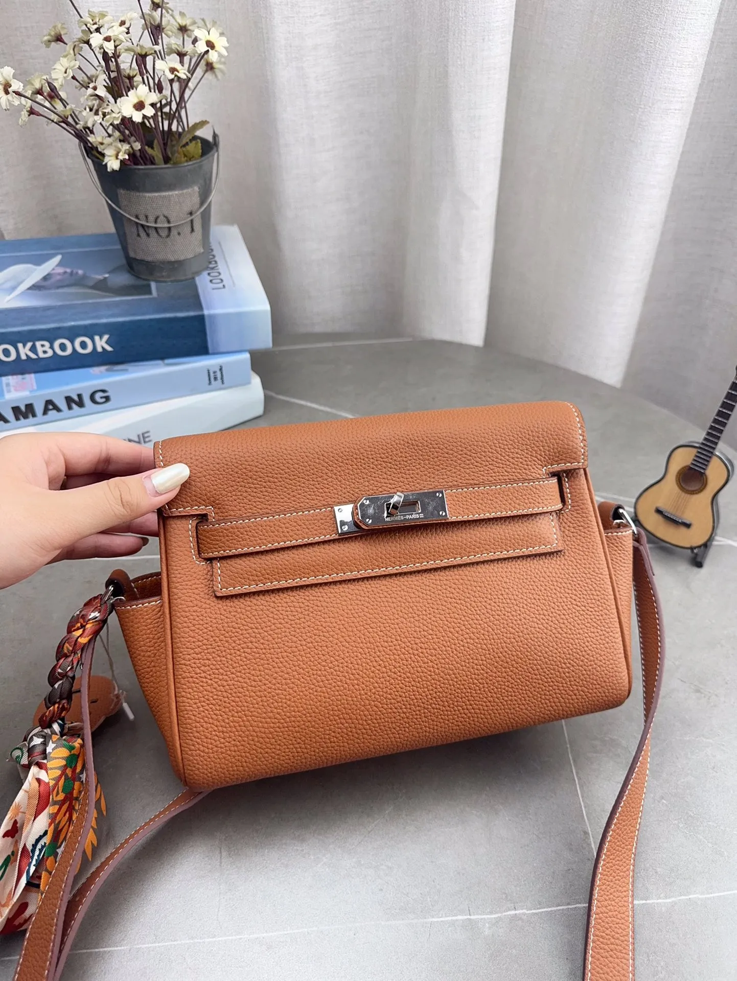 配折叠礼盒 H家 爱马仕 kelly 邮差包 男女同款尺寸刚刚好! 真的太太太太好看 ⚠️牛皮 包包特别又质感! 尺寸24*18cm p225