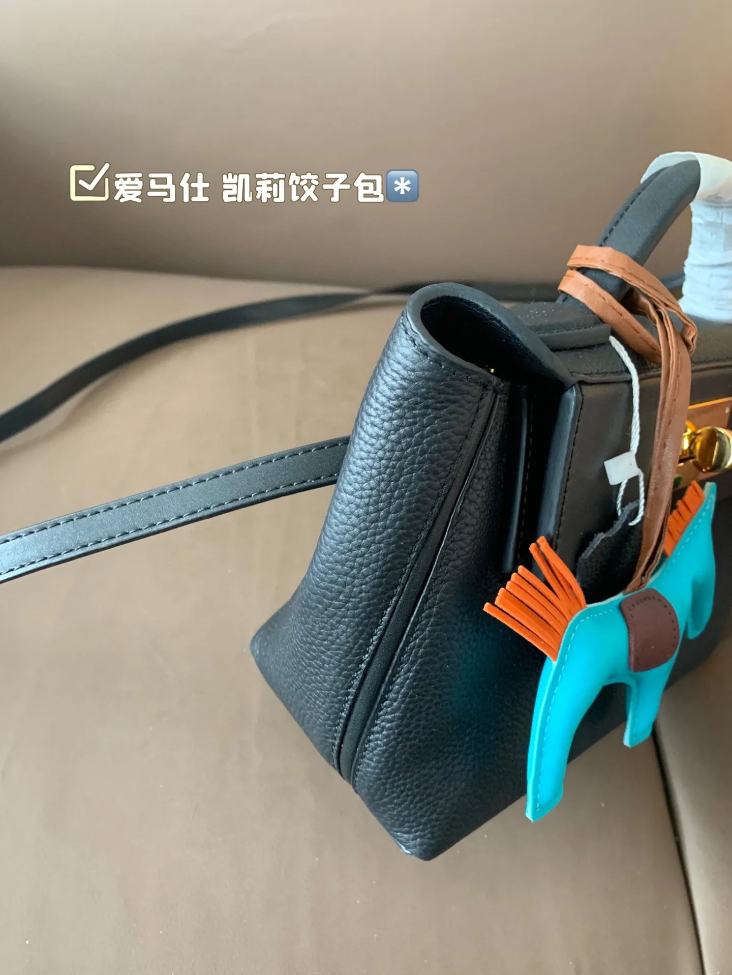 P255 纯皮 爱马仕 凯莉饺子包 材质进口,喜欢这个款式的美妞们,必须拿下啦,原版开模定制出货,五金带logo 对版纹路开料制作,名媛优雅高贵 尺寸:21*16