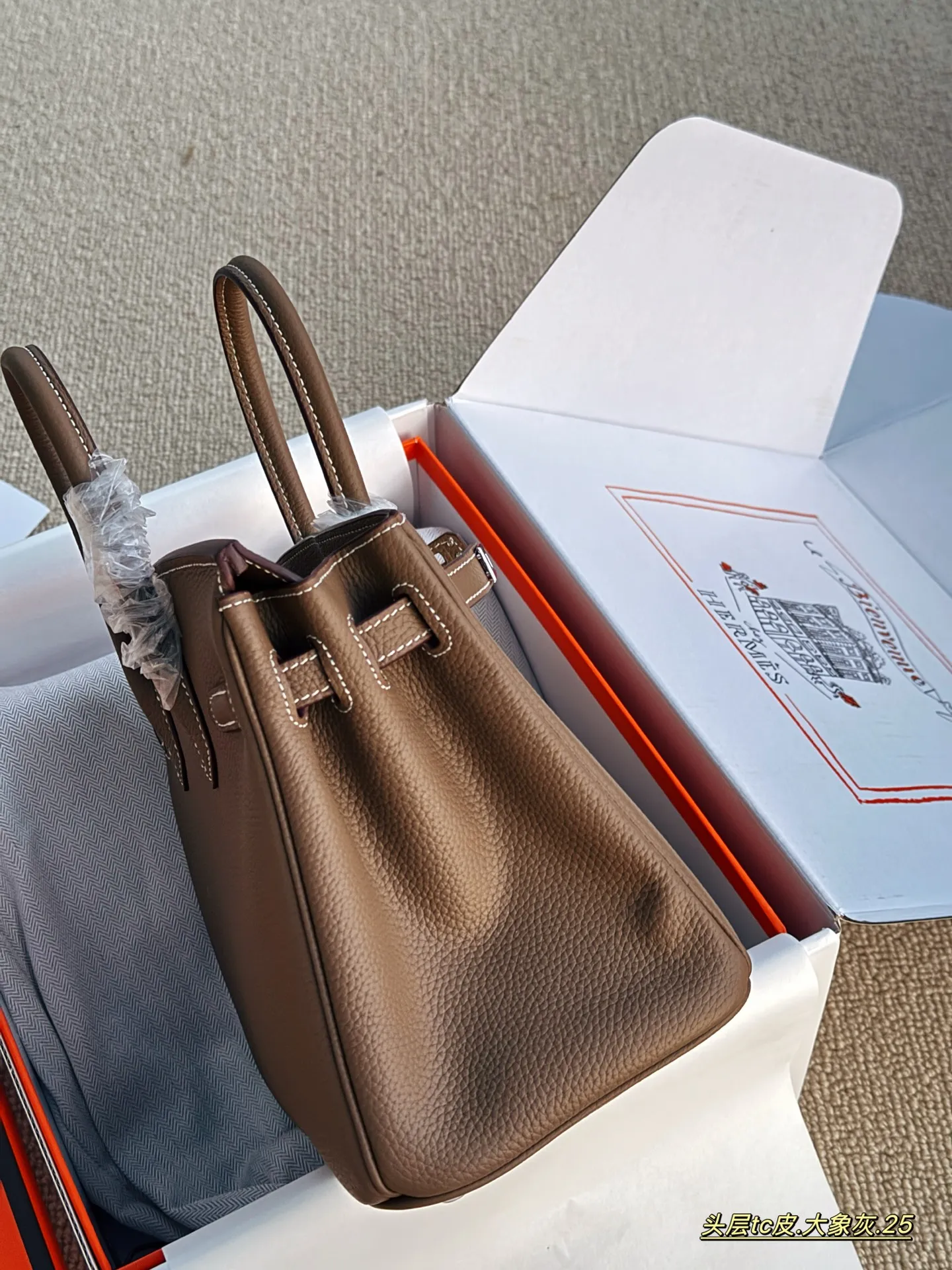 💰245 配全套包装 size：25cm 背铂金包的季节来啦 Bk25 原版品质 ✔️ 爱马仕|Birkin 25 tc牛皮 真的太可了，可咸可甜 超难买的绝美birkin！ 赠送小马 丝巾 小锁头哦！