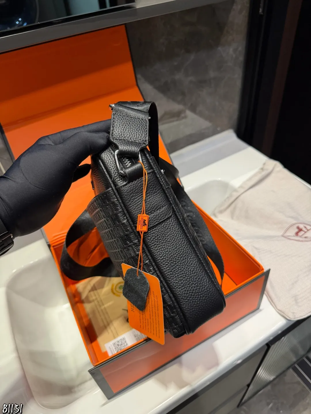 ❤️P145（礼盒包装）❤️ Hermes&bull;爱马仕 新品斜挎包单肩包.全黑光面皮膜包身、金属logo加持上身潮酷十足非常适合出门不怎么带东西但要带点东西的人多功能收纳分区设计，各区各司其职前袋装耳机、钥匙，侧袋装雨伞/水壶、主袋装充电宝，内置加绒里衬，Switch等电子产品稳稳当当，隐藏拉链袋内置卡槽位置身份证等卡件不怕丟尺寸：20*5*23cm