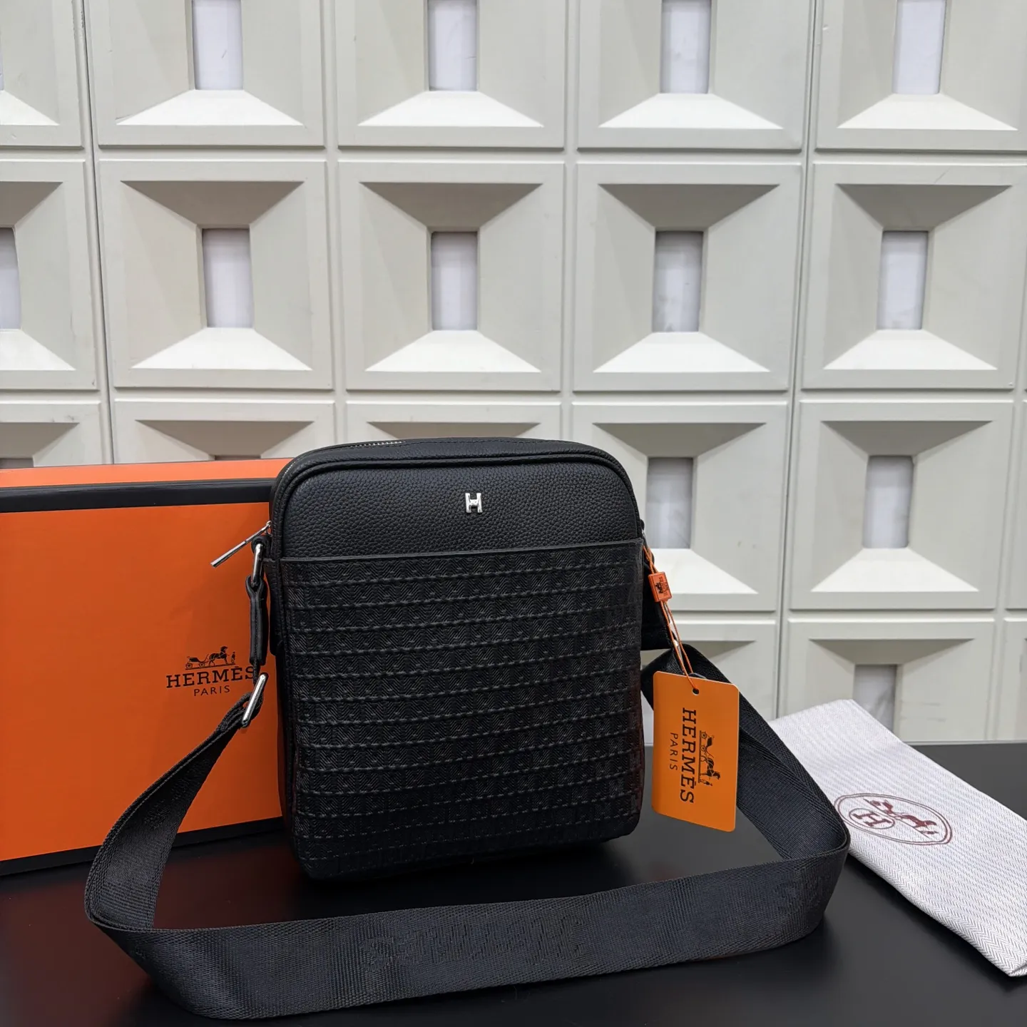 P140 Hermès 爱马仕 压花邮差包 头层牛皮男士单肩斜挎包 实物拍摄 原厂原版面料 配送防尘袋 24 x 27cm