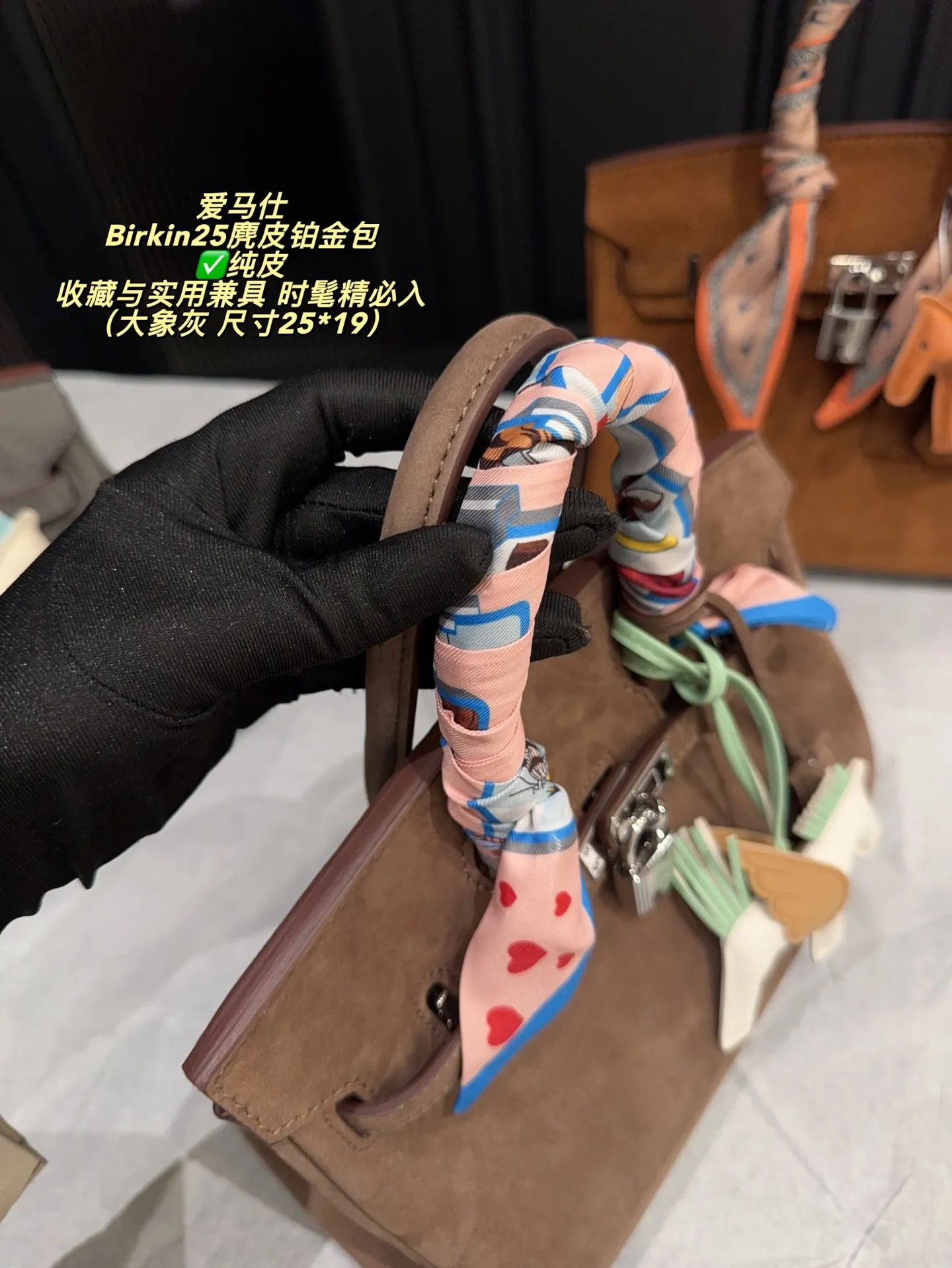 ✅纯皮P335配盒⚠️尺寸25*19 爱马仕 Birkin25麂皮铂金包 触感柔软细腻，秋冬季节超适合！银色金属扣件＋小飞马挂件，精致又有辨识度。25cm尺寸，日常通勤、出行都能轻松装下随身物品。麂皮材质轻盈，搭配丝巾更显高级感，是爱马仕经典系列，收藏与实用兼具，时髦精必入！