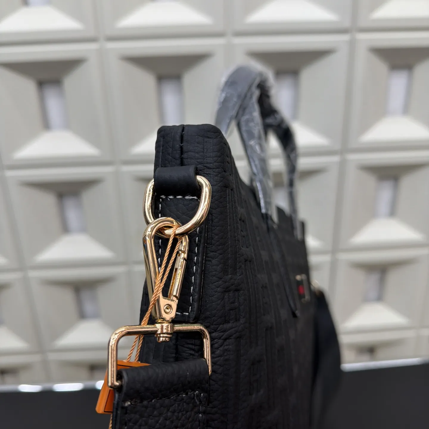 P155 Herm&egrave;s 爱马仕 男士牛皮公文包 🚹电脑包 斜挎手提包 经典百搭 实物拍摄 原厂原版面料 高端品质 配送防尘袋 38 x 28 cm。