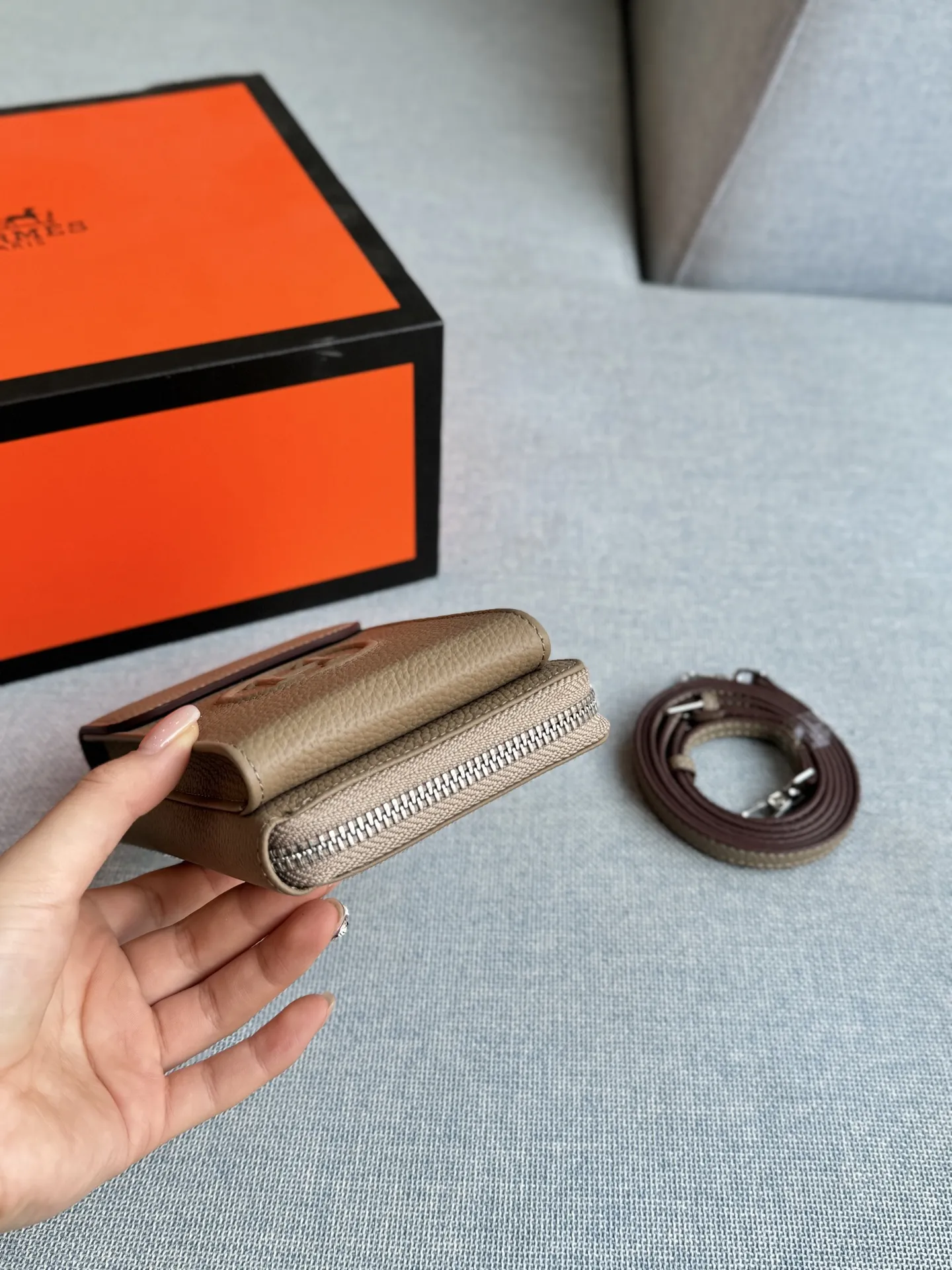 💰135 全套礼盒 size：11&times;18 HERMES爱马仕 手机包 单肩包 黑色牛皮质感超好，日常通勤、约会都合适。 字母元素设计有点小心机，百搭不挑人。 出门随手一拿往身上 一背，优雅感随之即来！