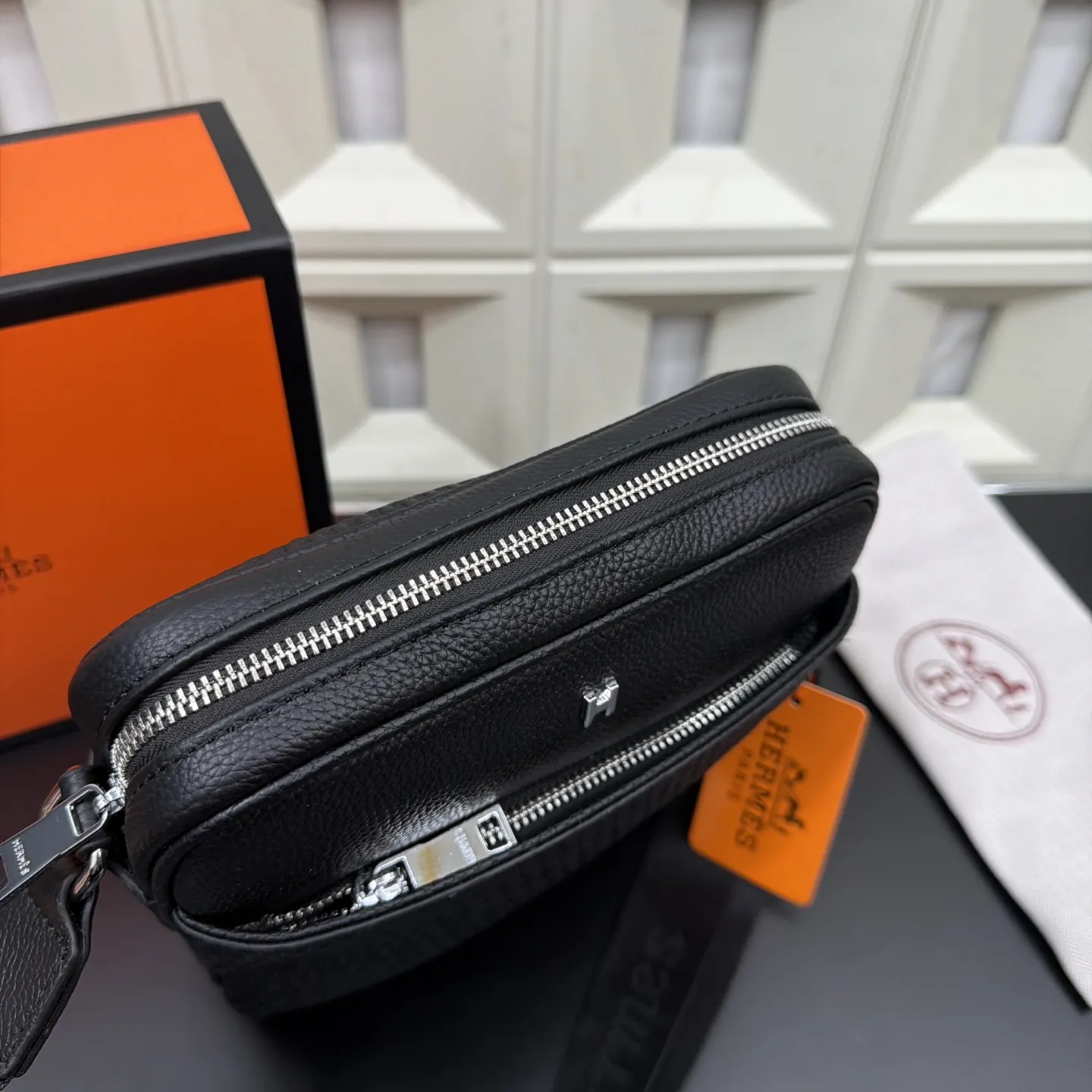 P140 Hermès 爱马仕 压花邮差包 头层牛皮男士单肩斜挎包 实物拍摄 原厂原版面料 配送防尘袋 24 x 27cm