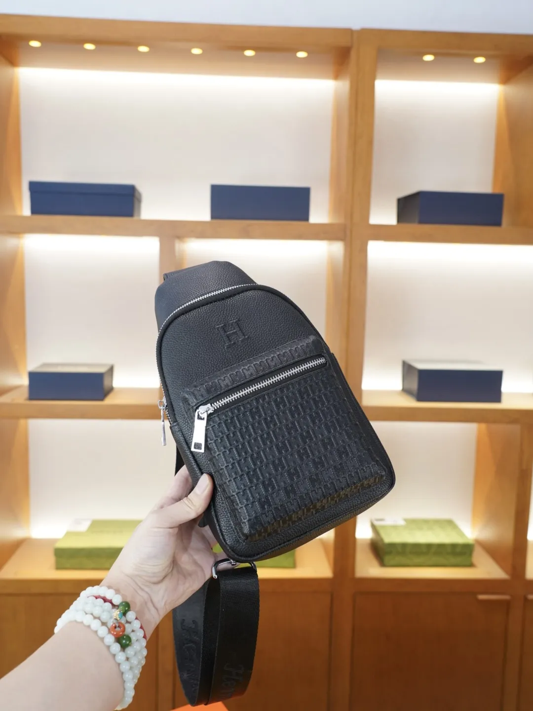 P125 🇫🇷 爱马仕 官网同步 高版本 胸包 永恒不过时的标志性产品 纯原单牛皮 顶级五金制作 非市面普通版本 今年Hermes最爱的款式 全部实拍 实用性非常高 完全不用担心穿搭 配全套包装折叠盒..【规格:18x37x5】