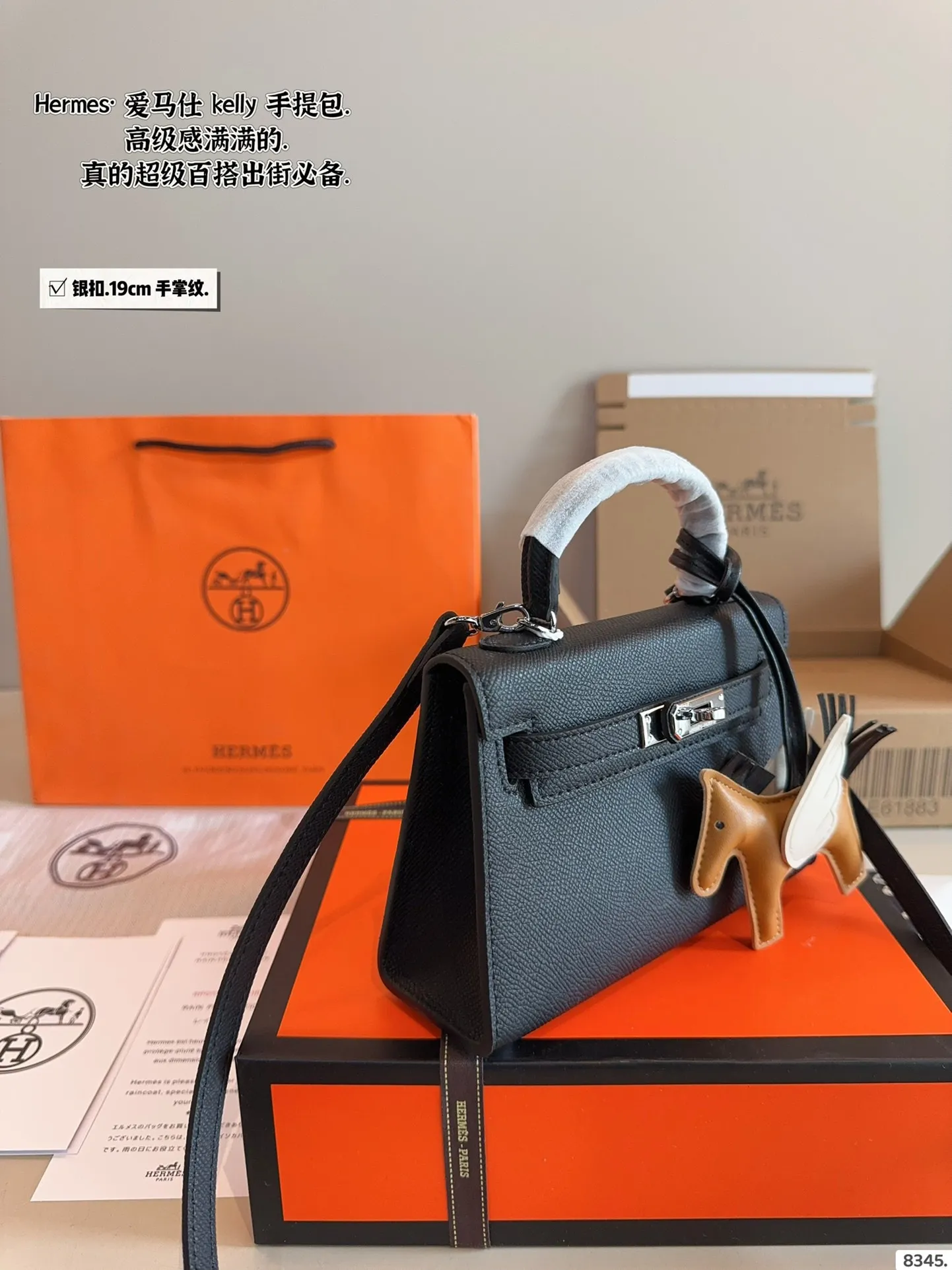 p175配礼盒🎁. 爱马仕 凯莉 kelly 二代 真的太香了 属于日常休闲跟 女人味都可以驾驭的那种 自己搭配了肩带 平时带 娃也可以解放双手 跟朋友下午茶手提更有feel哦 除了随身携带的化妆品 还有再放一个手机尺寸:19*6*12cm