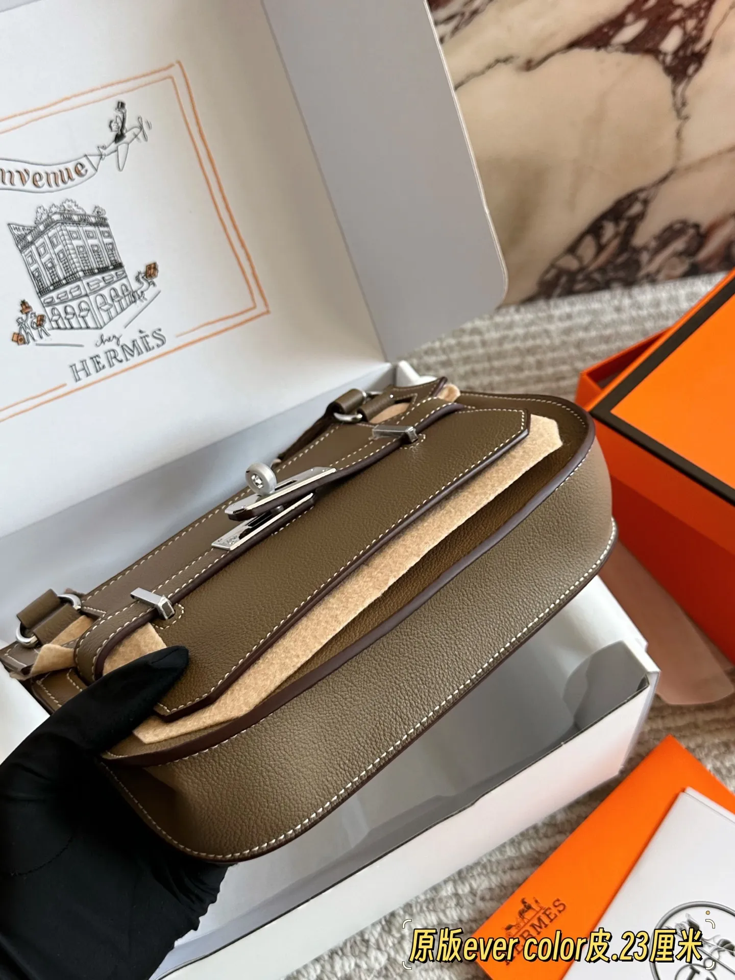 p215 原版TC皮 Hermes吉普赛小众品味天花板Hermes吉普赛 相比起bkc 属于小众爱马仕了 背出去比较少见而且超飒 单肩斜挎都很好看 23cm
