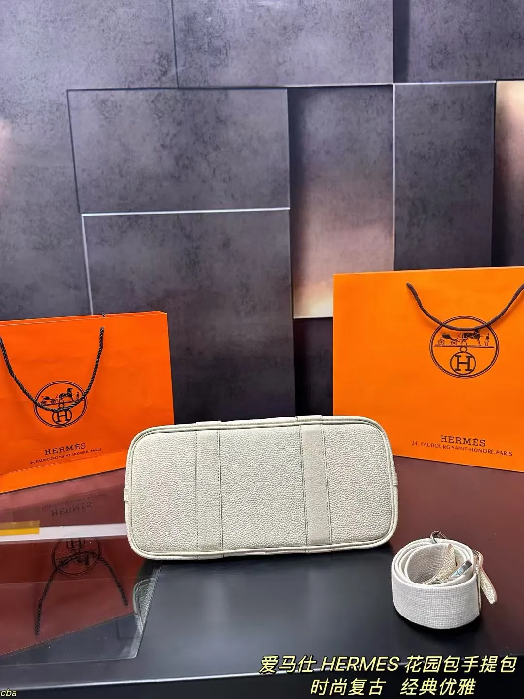 P230配盒 爱马仕 HERMES 花园包手提包 牛皮手提包，爱马仕花园包当作健身包瑜伽包再适合不过了!容量确实很ok的同时属于是慵懒随性低调中透露着奢华，经典百搭，上班通勤、差旅出行、当作妈咪包也ok，花园包才算是名副其实的菜篮子好吗!!实用性极强性价比极高，又不会过时的款式。两侧还有按扣可以调节，绝对是务实低调的代表！ 尺寸：31*20cm