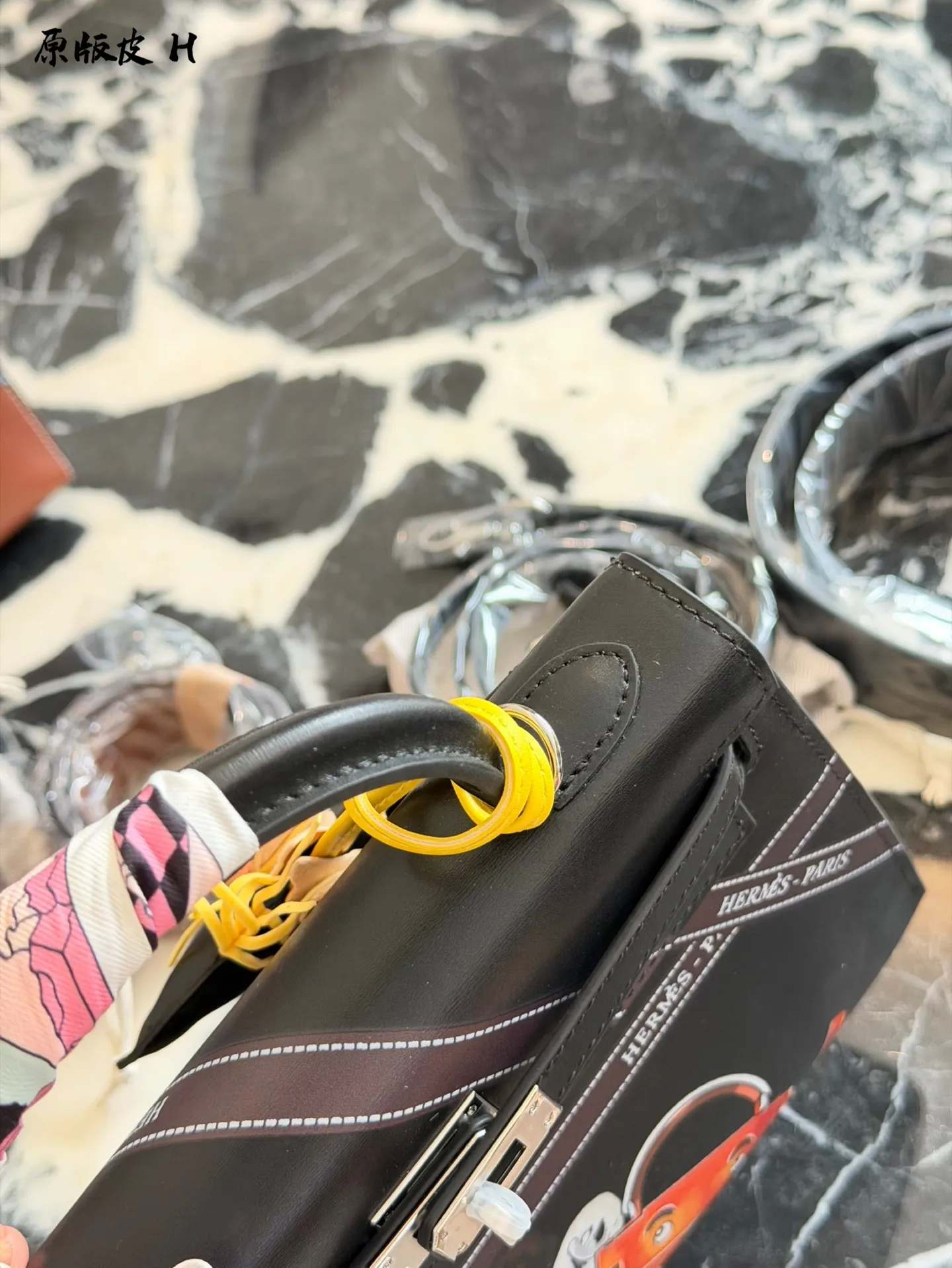 p330 爱马仕彩绘凯莉包 国这款爱马仕Kelly 25彩绘包，采用Epsom牛皮， 耐磨又有型，金扣超精致十。包身猫咪和茶壶图案超有趣，个性满分!25x18x8cm25x18x8cm,通勤出行都很适合。丝巾点缀,优雅又俏皮，搭配小飞马挂件更显趣味，是时尚与艺术的完美结合图。