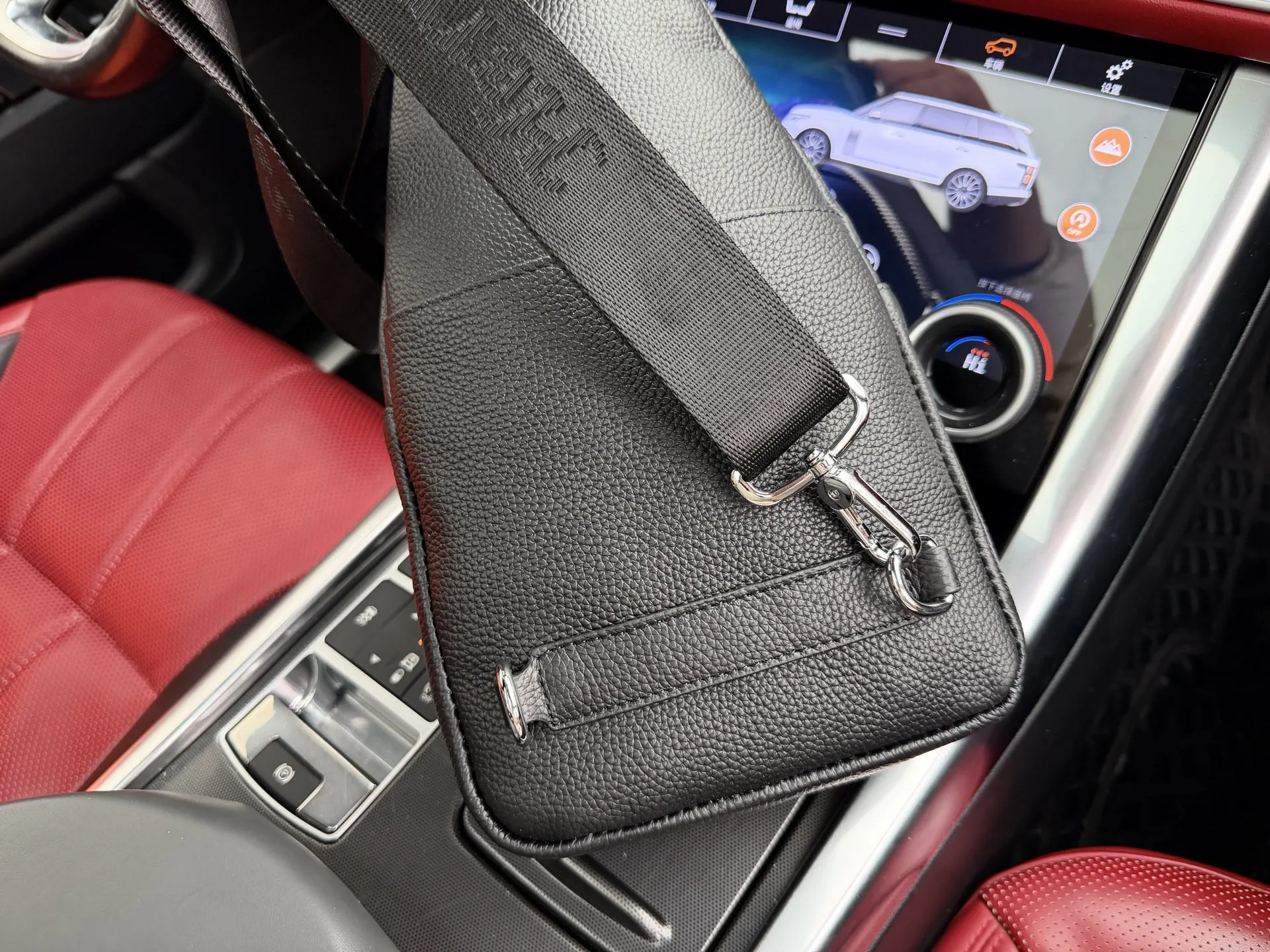 p125 📷高端货‼️ 新款 &ldquo; HERMES &rdquo;爱马仕胸包💼 爱马仕单肩包斜挎包 印花图案 皮革 单肩胸包斜挎包 男款 黑色 智能肩带设计，适合左肩或右肩背携。改善背携舒适度的造型设计；双拉链开合设计，确保贵重物品安放无虞 高清五金logo标志、专用里内里。顺滑拉链、油边平滑、做工精致每个细节到位！W潮男必备款 规格：18x37x5cm。配折叠礼盒🎁