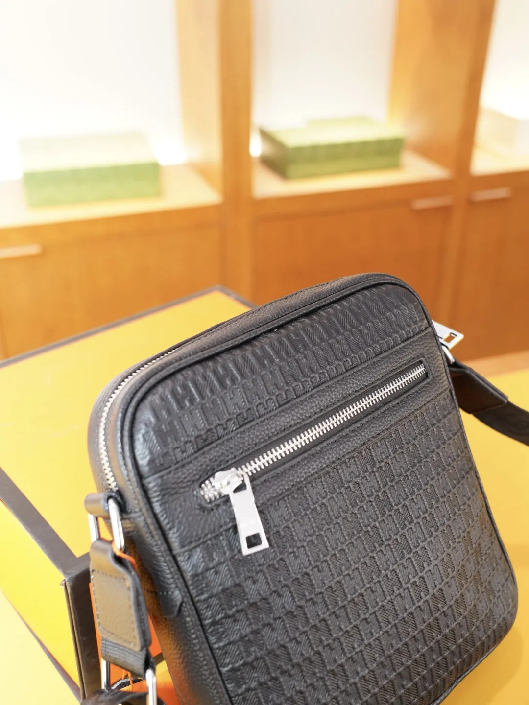 P140 🇫🇷 爱马仕 官网同步 高版本 斜挎单肩背包 永恒不过时的标志性产品 纯原单牛皮 顶级五金制作 非市面普通版本 今年Hermes最爱的款 全部实拍 实用性非常高 完全不用担心穿搭 配全套包装礼品盒 【规格:20x23x5】