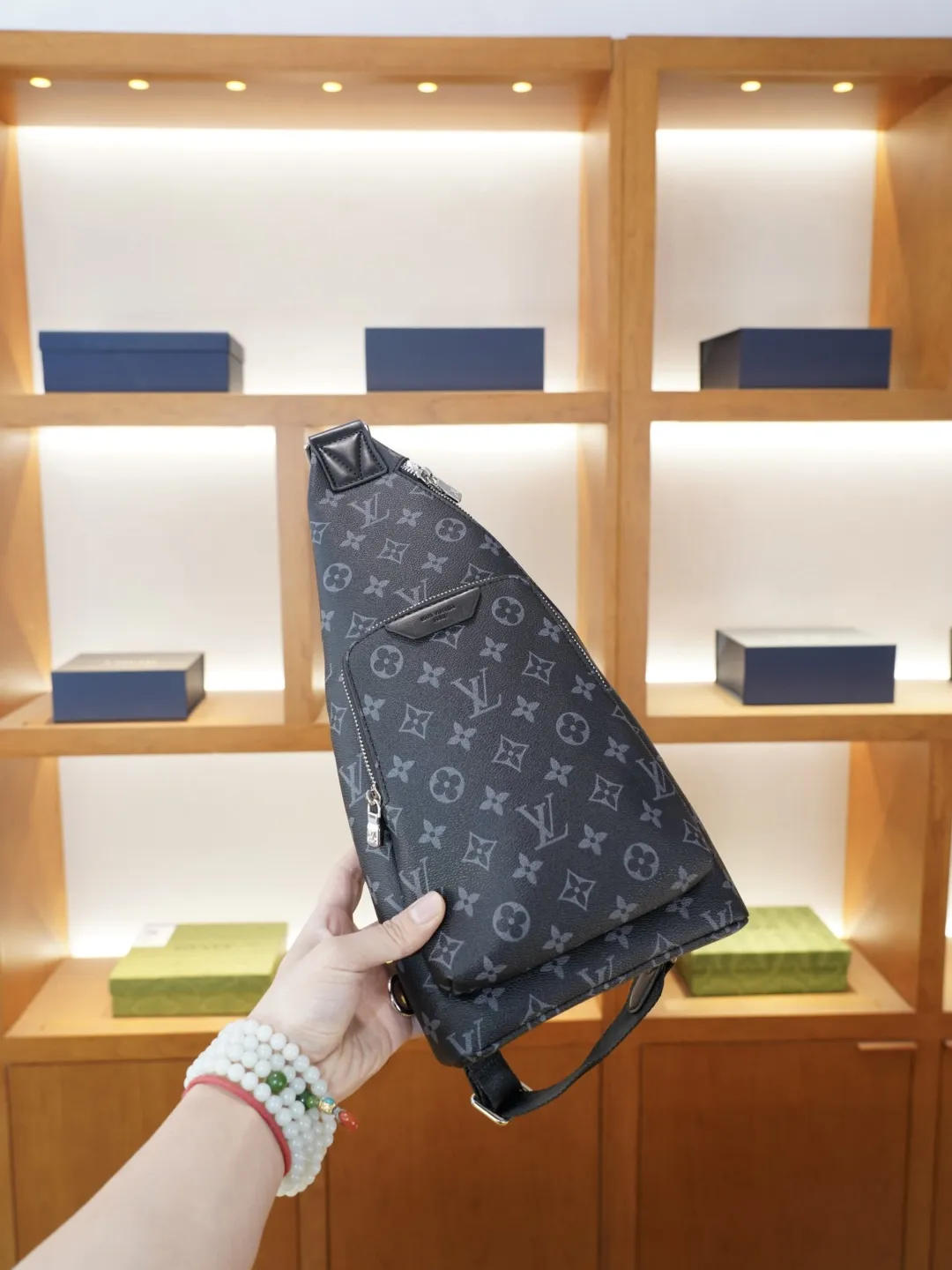 P115 🇫🇷 路易威登 官网同步 高版本 胸包 永恒不过时的标志性产品 纯原单牛皮 顶级五金制作 非市面普通版本 今年LV最爱的款式 全部实拍 实用性非常高 完全不用担心穿搭 配全套包装折叠盒..【规格:19x38x4】