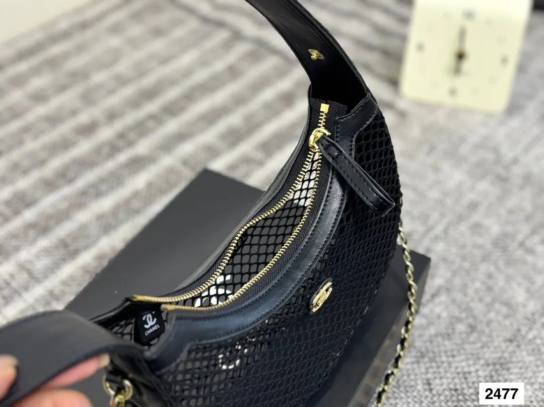 P125 配折叠盒子 CHANEL25s 香奈儿镂空网纱月亮包火爆全场的一款夏季新款 之前看秀就觉得很可爱的网兜包果然没有翻车 超级可爱 尺寸:24 13