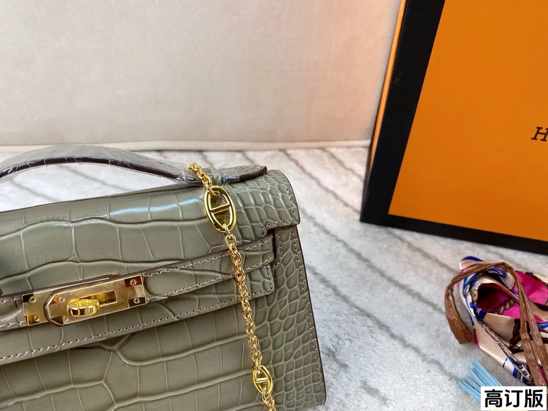 p200 全套包装🎁(高订版) Hermes爱马仕一代石头纹mini kelly 扑面而来的贵气 富家千金即视感 亮面的光泽感真的非常吸睛啊,搭配金扣显的更富贵了 气场全开!尺寸:21*14(配小马 丝巾)