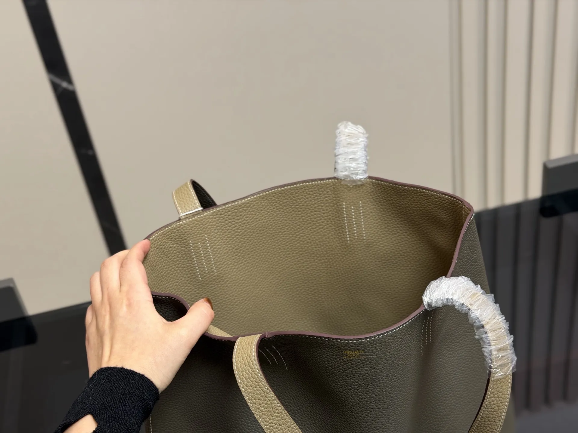 &yen;380 爱马仕新款双面购物袋 推给爱马仕女孩 收下这枚种草吧 可以放的下IPAD平板的托特包 H en Biais 尺寸: 35*32cm双面购物袋