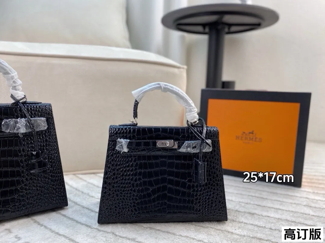p260/p240/p180 全套包装🎁(高订版) 爱马仕Hermes Kelly 黑银亮面鳄鱼皮 妥妥的御姐范儿 上身真的是又酷又飒 我想没有御姐能拒绝这样一只kelly吧! 尺寸:28*22/25*17/19*13(纯皮)