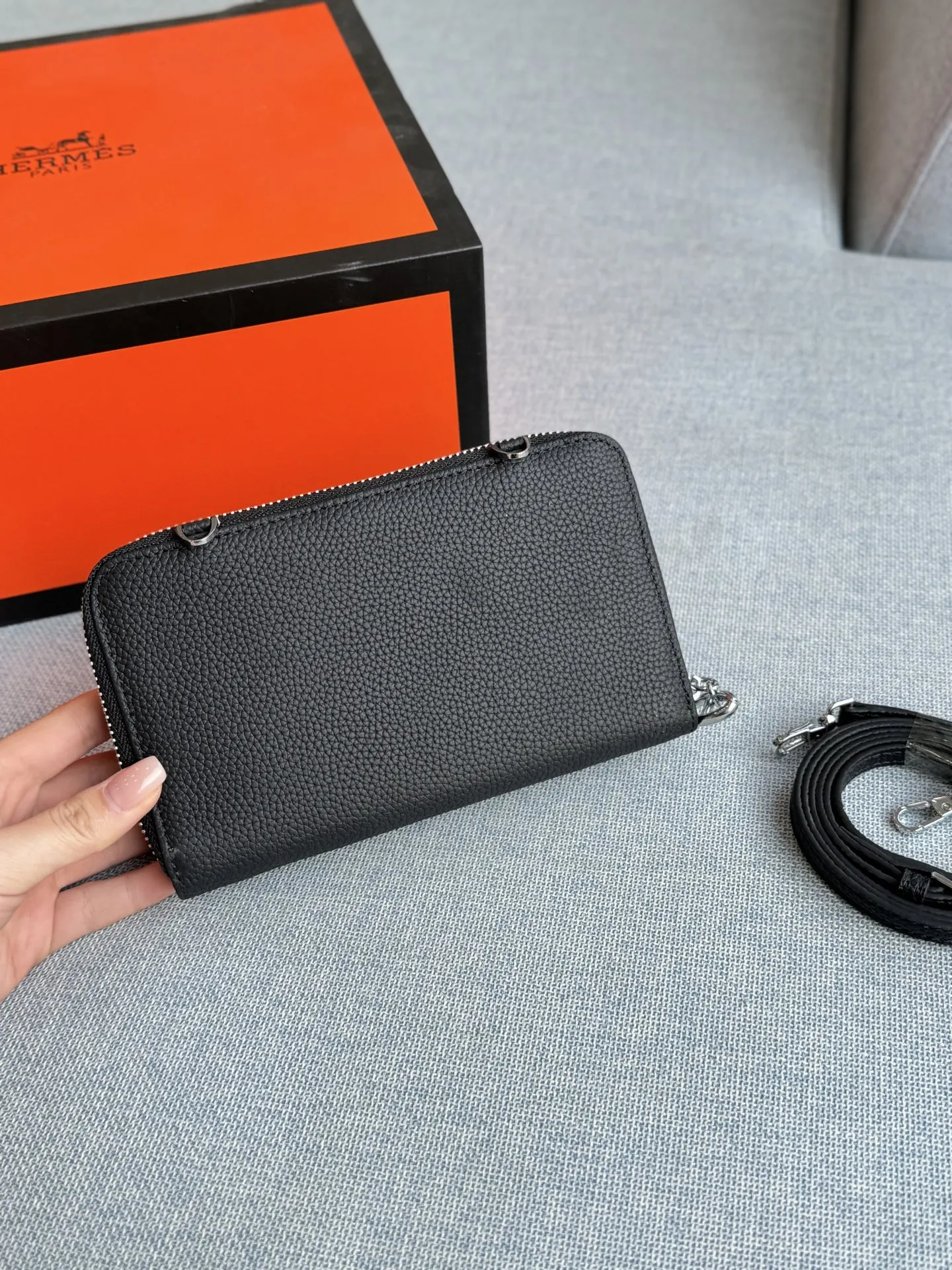💰135 全套礼盒 size：18&times;11 HERMES爱马仕 小方包 单肩包 黑色牛皮质感超好，日常通勤、约会都合适。 字母元素设计有点小心机，百搭不挑人。 出门随手一拿往身上 一背，优雅感随之即来！