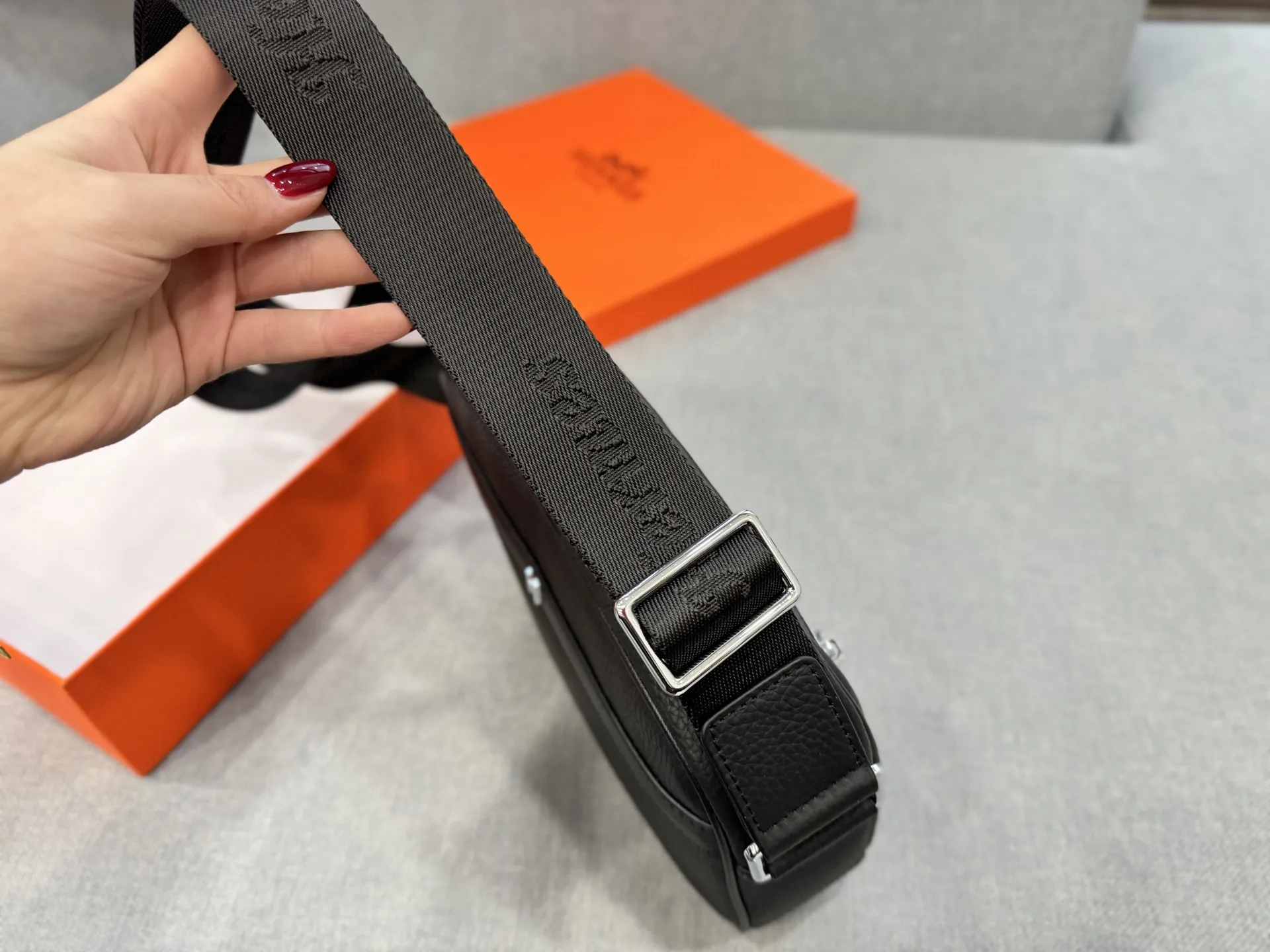 💰145 天地盖 size：24&times;17 HERMES爱马仕 相机包 单肩包 斜挎包 相机包简直是宝藏单品🎁！容量超可，手机、粉饼、钥匙啥的轻松装下，实用性💯。背法还超多，单肩、斜挎、手提随意切换。特别是斜挎，时髦又利落，配牛仔裤 T 恤休闲，搭连衣裙优雅，怎么搭都好看，出街回头率爆表👀