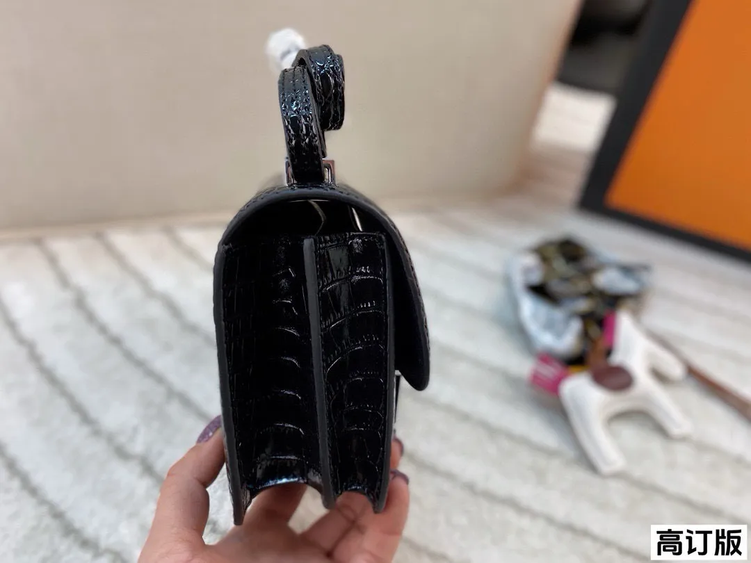 p190 全套包装🎁（高订版） 爱马仕Hermes Constance19黑银亮面鳄鱼纹黑银配色，真的是太经典啦!黑色的沉稳与银色的闪耀完美结合✨这种配色超级百搭 谁能不心动呢！尺寸：19*15(牛皮)