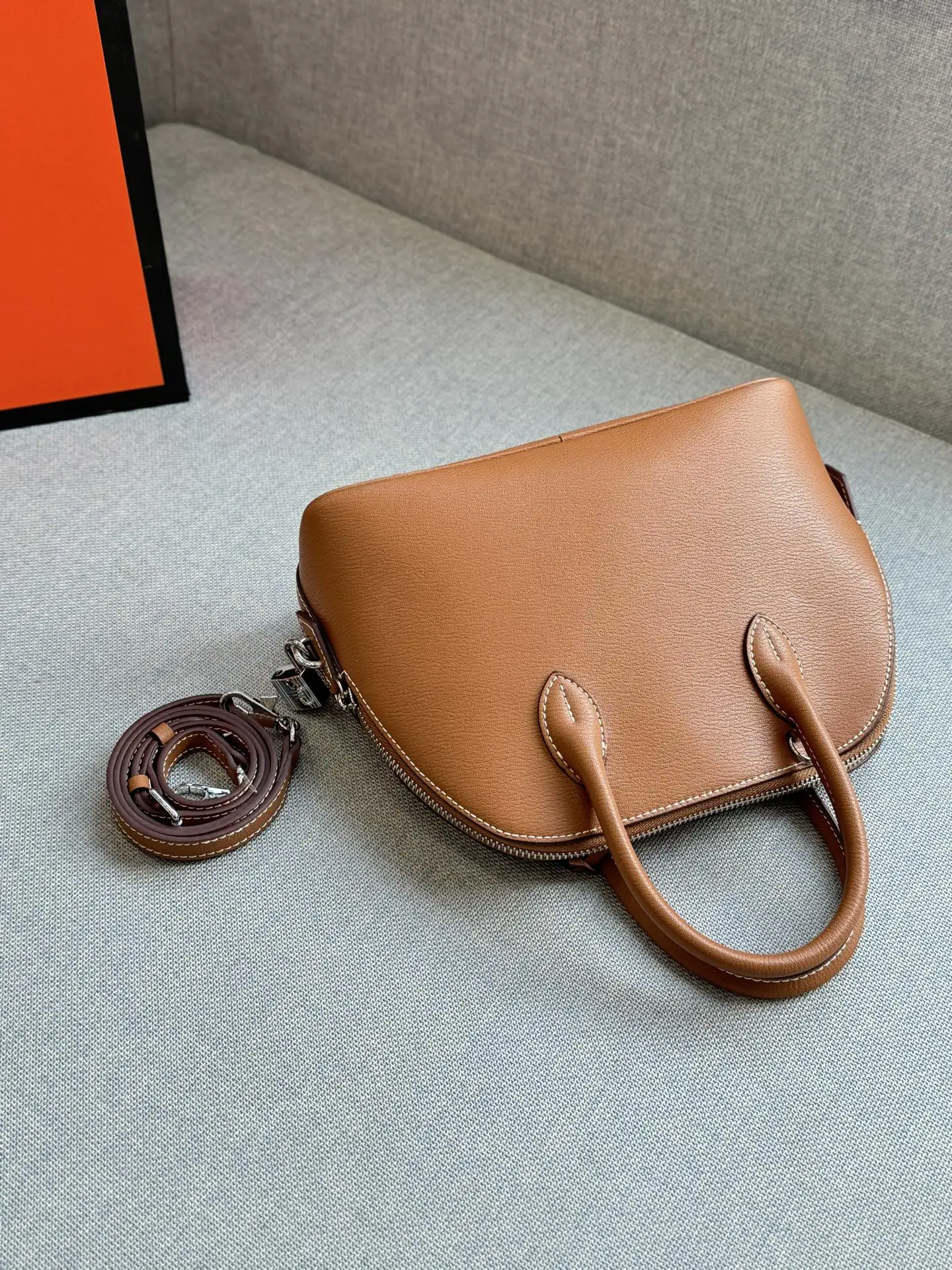 头层牛皮💰215 全套礼盒 size:25×19 HERMES 爱马仕 Bolide 1923-25 保龄球包 贝壳包 银扣 手提单肩斜挎包 牙签纹 兼具实用和美感的一只低调款包包。25cm 尺寸可通勤使用,可带娃出街使用,也可闺蜜聚会使用。 很大气的颜色,自带高级感✨ 低调内敛,非常实用百搭 设计简单,背起来精致又优雅