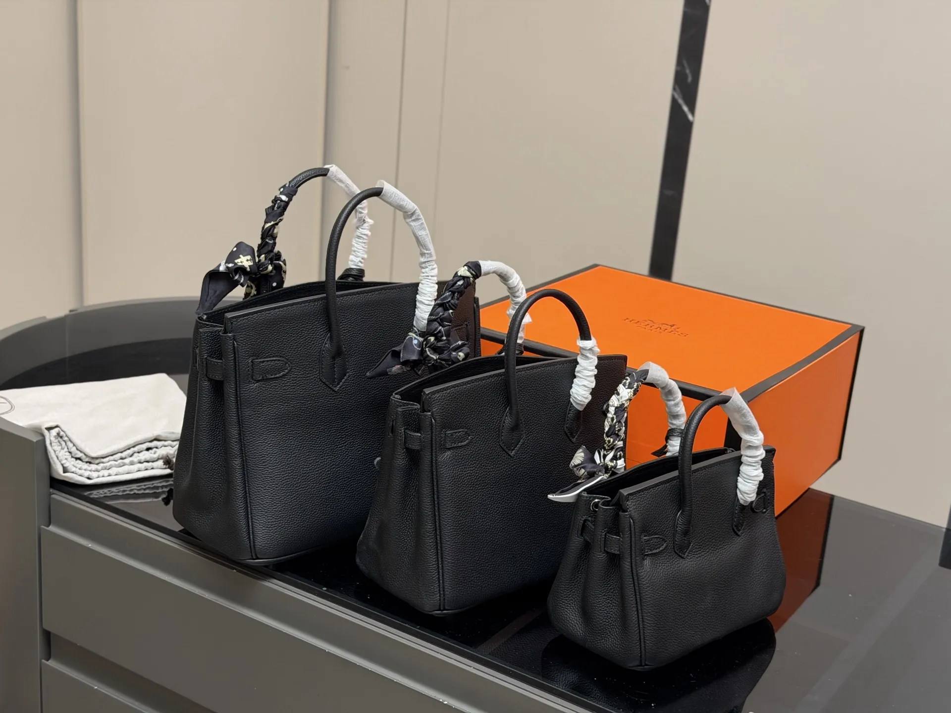 ¥300 ¥280 ¥260 配折叠盒 size:30cm 25cm 20cm 背铂金包的季节来啦 爱马仕Bk30原版品质 ✔️ 头层牛皮 手感!质感!💯💯