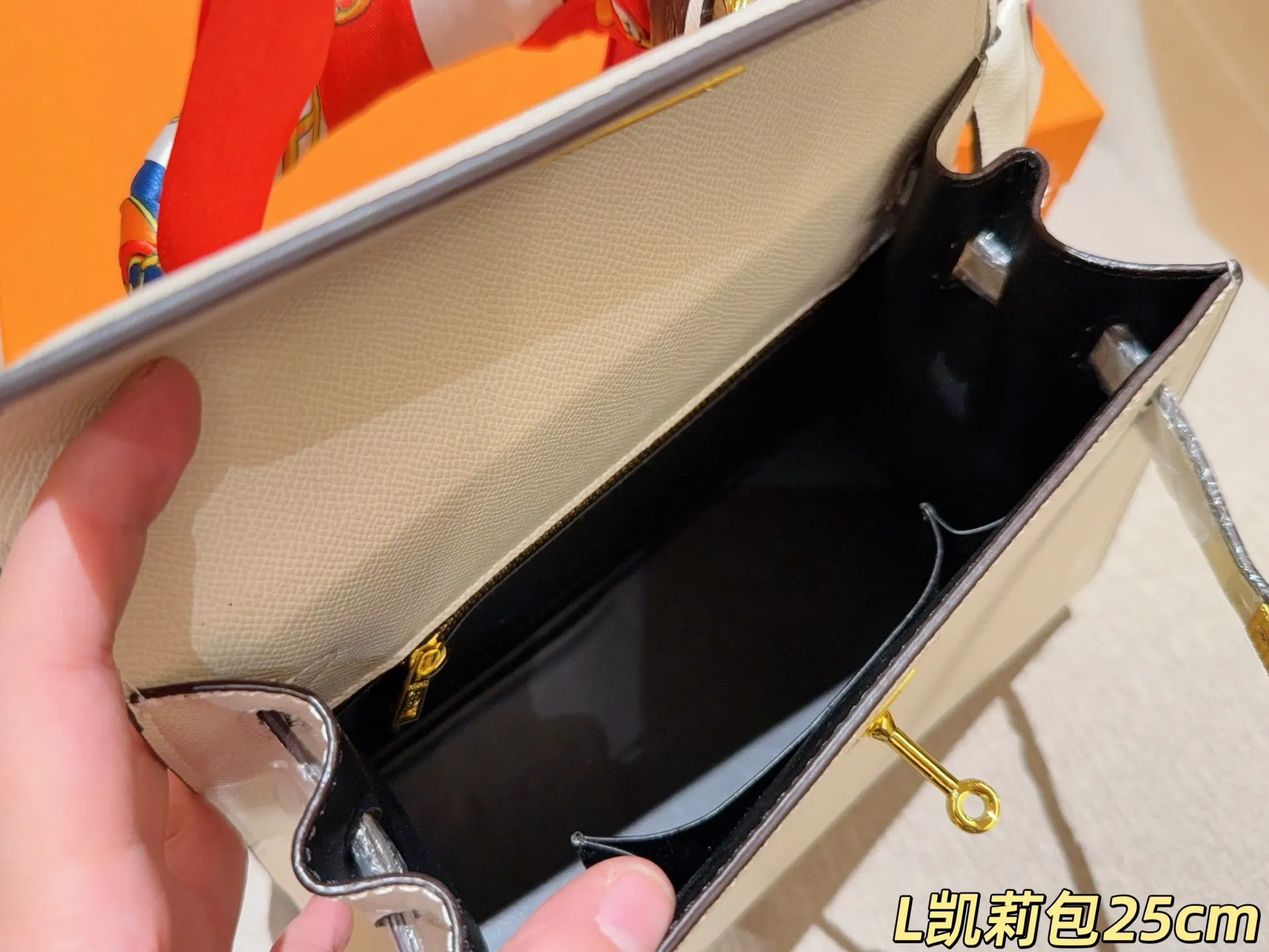 💰135 配送丝巾➕小马挂件 ⚠️配送颜色随机不支持挑选 爱马仕Hermes Kelly凯丽凯莉包 尺寸25cm 礼盒包装🎁