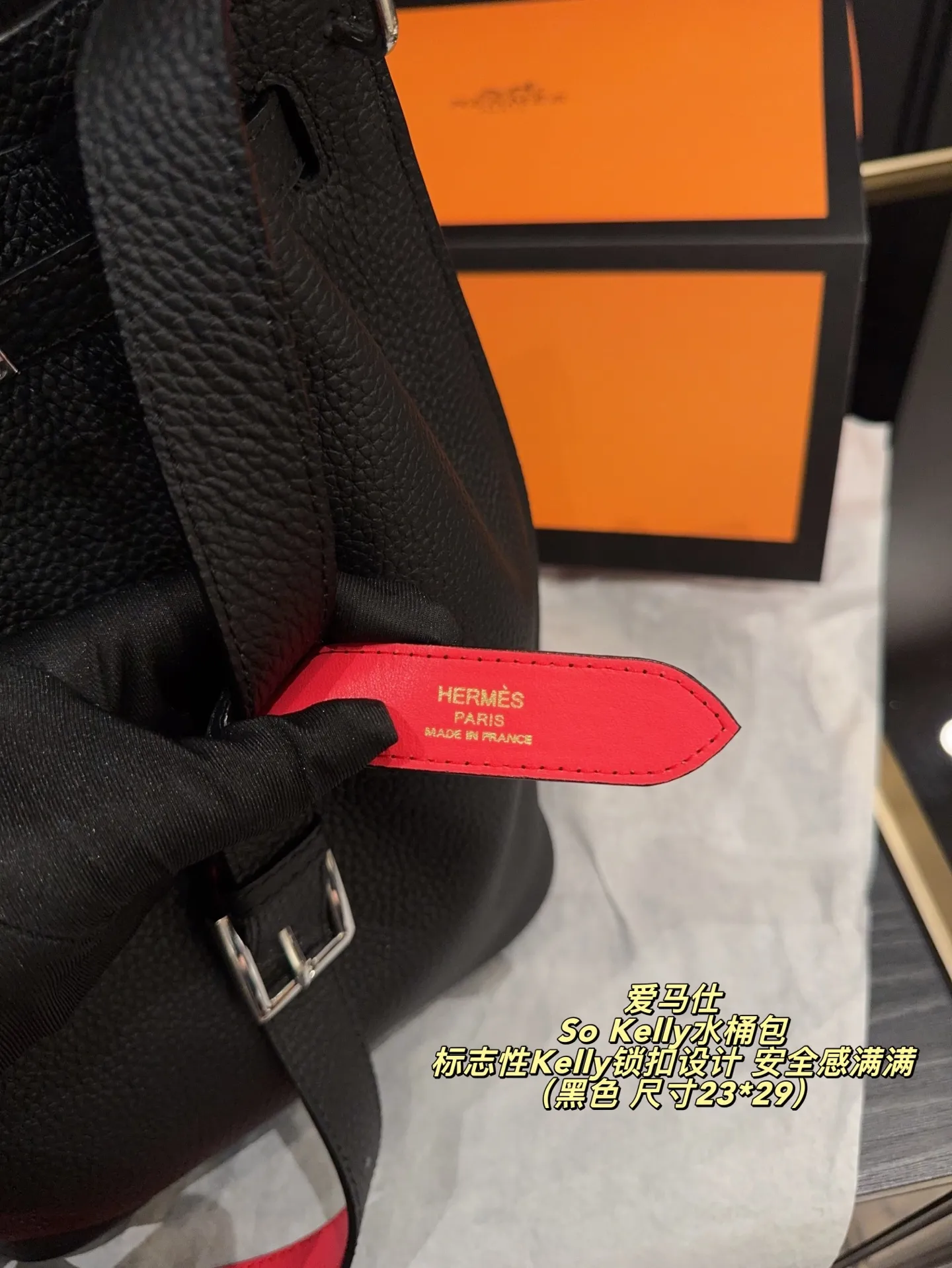 P280配折叠盒⚠️尺寸23*29 爱马仕 So Kelly水桶包 采用Togo荔枝纹牛皮,银色五金件点缀,简约又有层次感。标志性Kelly锁扣设计,安全感满满。容量适中,通勤或短途出行都很合适。肩带可调节,支持单肩或斜挎,实用性超强L。So Kelly系列已停产,成为中古市场热门收藏款,稀缺又有保值潜力