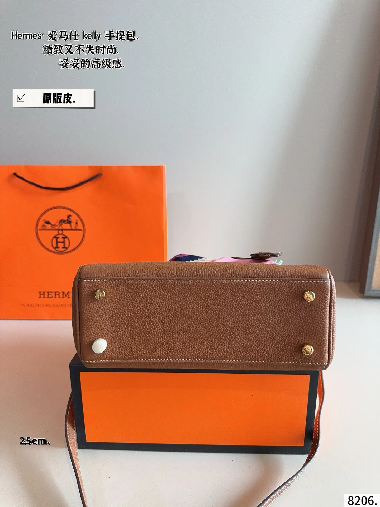 p230配礼盒🎁. 爱马仕Kelly,越看越上头的优雅 如果说Birkin是随性大气的代表,那Kelly就是优雅与克制的代名词。最打动我的,是它线条极简又精致的包身设计,带上肩带之后多了几分法式从容,不管是通勤穿搭还是度假look,都能完美融合。爱马仕Kelly不仅是一个包,更像一种生活态度,它的细节与比例,都让人忍不住反复欣赏。每一次出街背上它,都会多几分自信和从容,难怪那么多人说,一生至少要拥有一只Kelly。尺寸:25*8*18cm