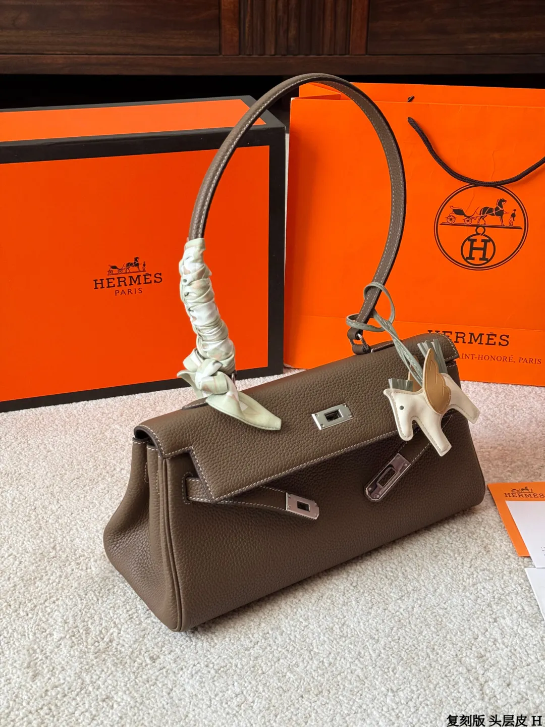 复刻版 头层牛皮 p360 爱马仕 Shoulder Kelly包 出这款爱马仕Shoulder Kelly 手袋,采用柔软Togo荔枝纹牛皮,经典大象灰色,银色金属件超有质感艹。包型是Kelly包的单肩简化版,配有宽肩带,单肩背超方便,解放双手!容量大,线条利落,低调又时髦,通勤日常都很适合~ 尺寸 33 15cm