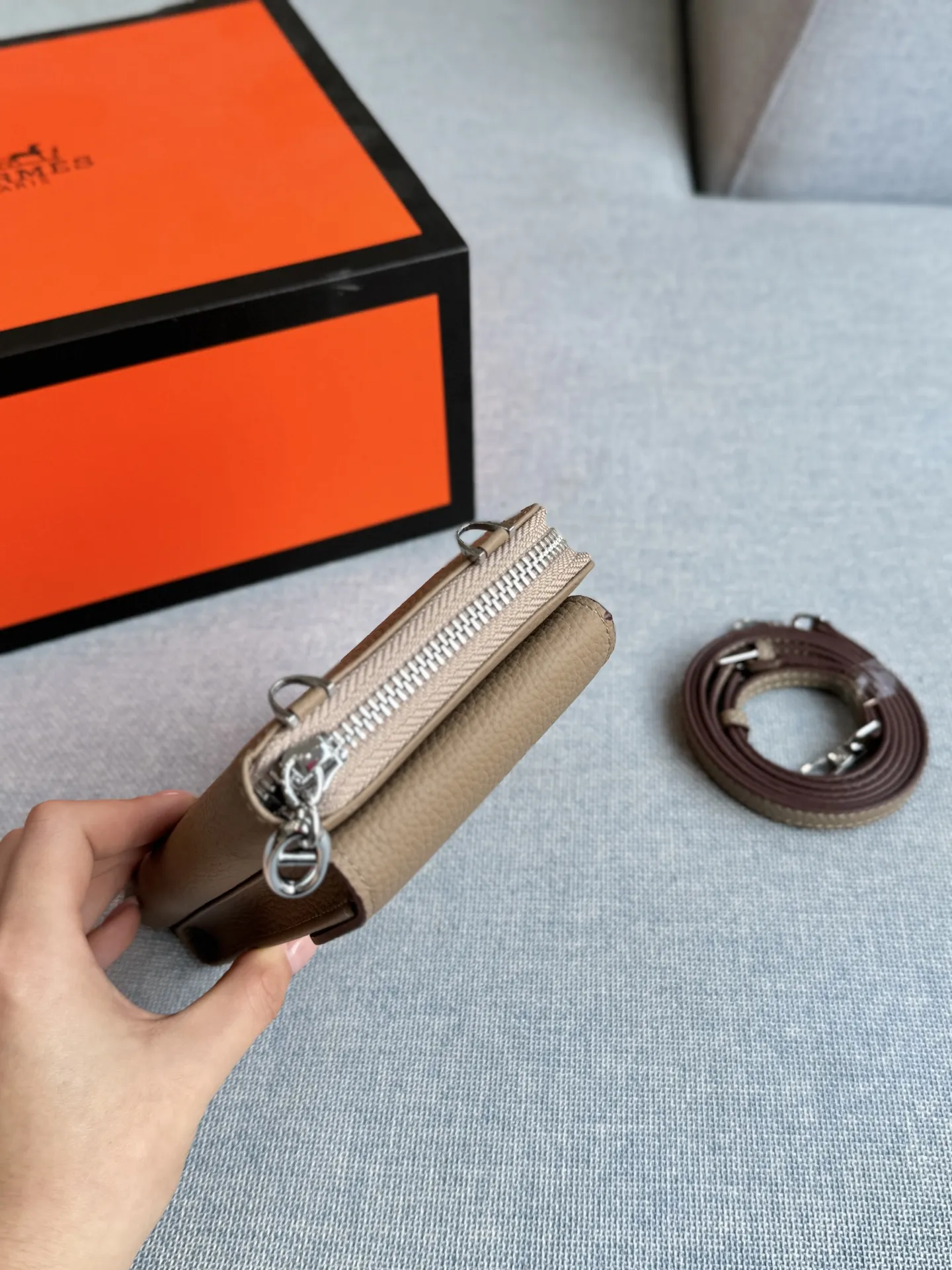 💰135 全套礼盒 size：11&times;18 HERMES爱马仕 手机包 单肩包 黑色牛皮质感超好，日常通勤、约会都合适。 字母元素设计有点小心机，百搭不挑人。 出门随手一拿往身上 一背，优雅感随之即来！