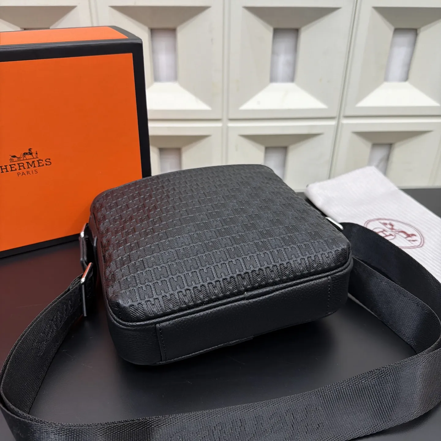 P140 Herm&egrave;s 爱马仕 压花邮差包 头层牛皮男士单肩斜挎包 实物拍摄 原厂原版面料 配送防尘袋 24 x 27cm