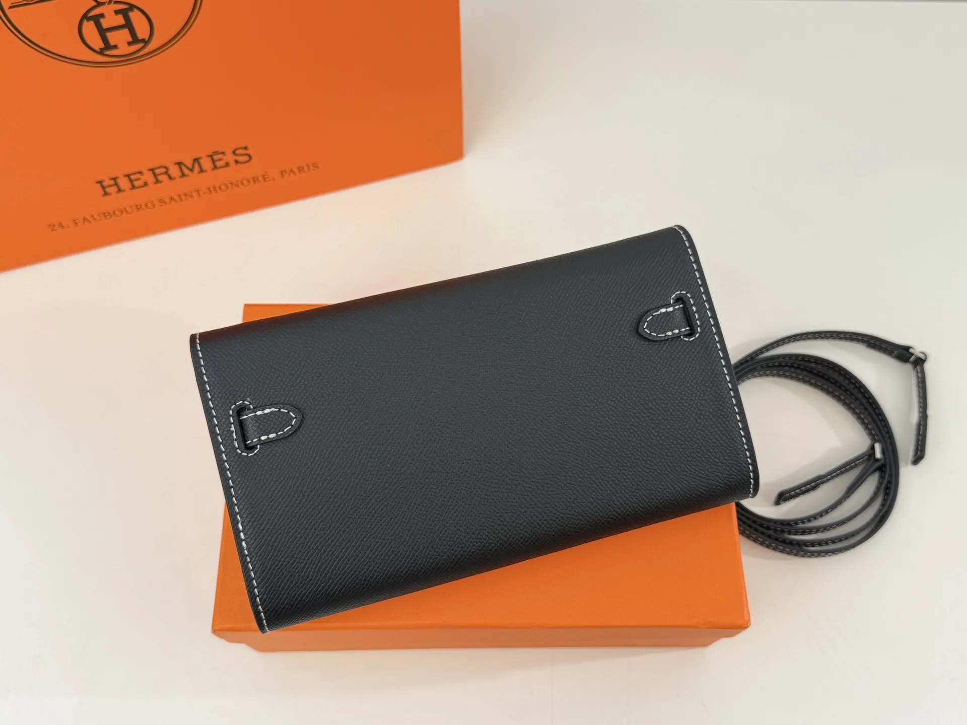 (配礼盒⚠️)p160 爱马仕 woc单肩包.也能这么温油woc Ado woc Ado 在Kelly包的基础上,增加了一条长肩带.Ado其实是复刻96年爱马仕推出的双肩包,整体设计 还是蛮可爱的,温温柔柔的带点学院风,风格比较年 轻。Kylie Jenner的女儿 Stormi就有一只 Ado, 小女生背起来也毫无违和感!超级实用 尺寸:21*3*13cm