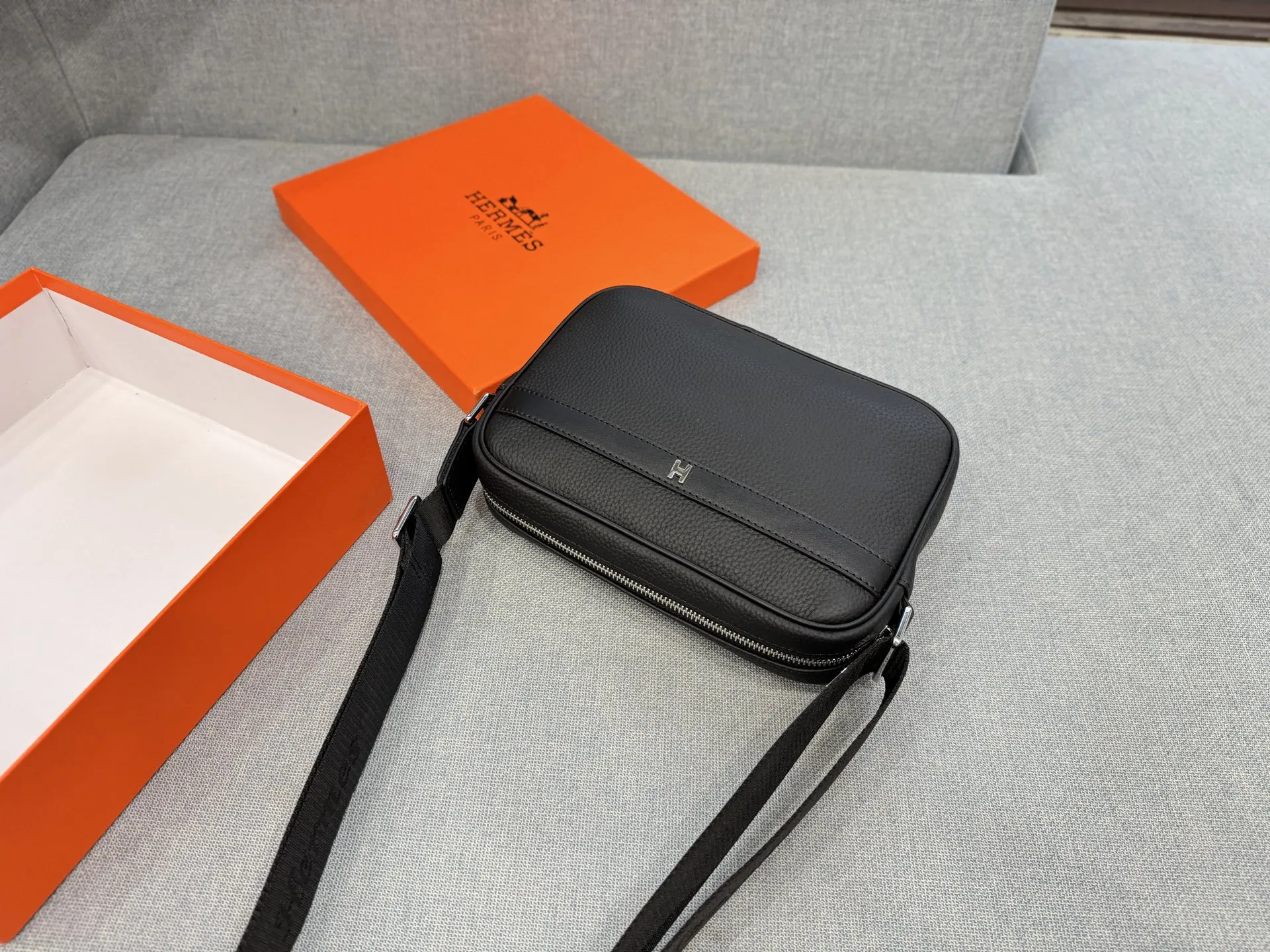 💰145 天地盖 size:24×17 HERMES爱马仕 相机包 单肩包 斜挎包 相机包简直是宝藏单品🎁!容量超可,手机、粉饼、钥匙啥的轻松装下,实用性💯。背法还超多,单肩、斜挎、手提随意切换。特别是斜挎,时髦又利落,配牛仔裤 T 恤休闲,搭连衣裙优雅,怎么搭都好看,出街回头率爆表👀