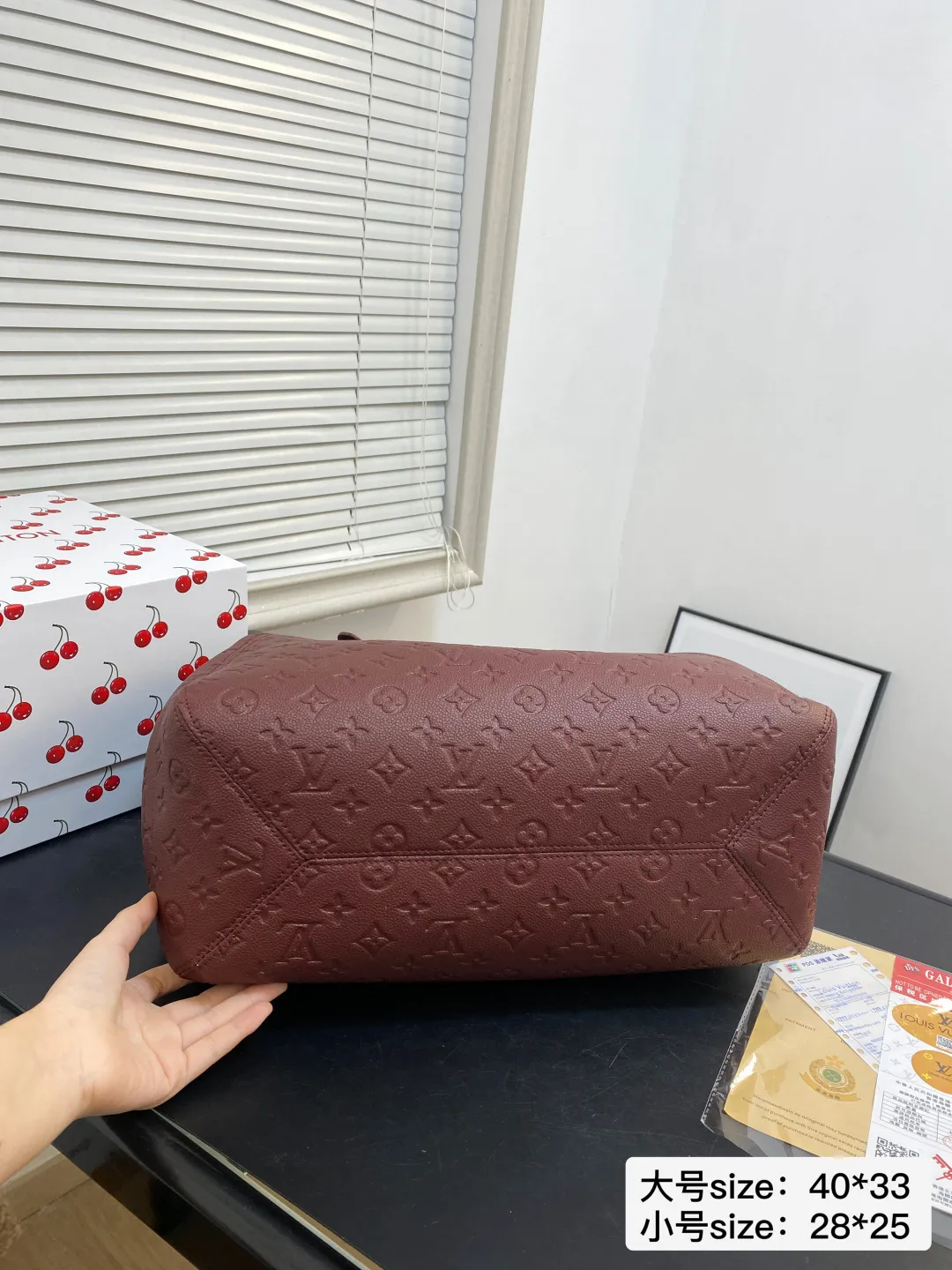 🅿️大号💰215小号💰210 配折叠盒 尺寸40*33/28*25 LV 酒红系列ALL IN ONE 品牌徽标压印 这款包包的造型很优雅,线条流畅, 搭配金色锁头装饰,细节处尽显奢华质感 2200