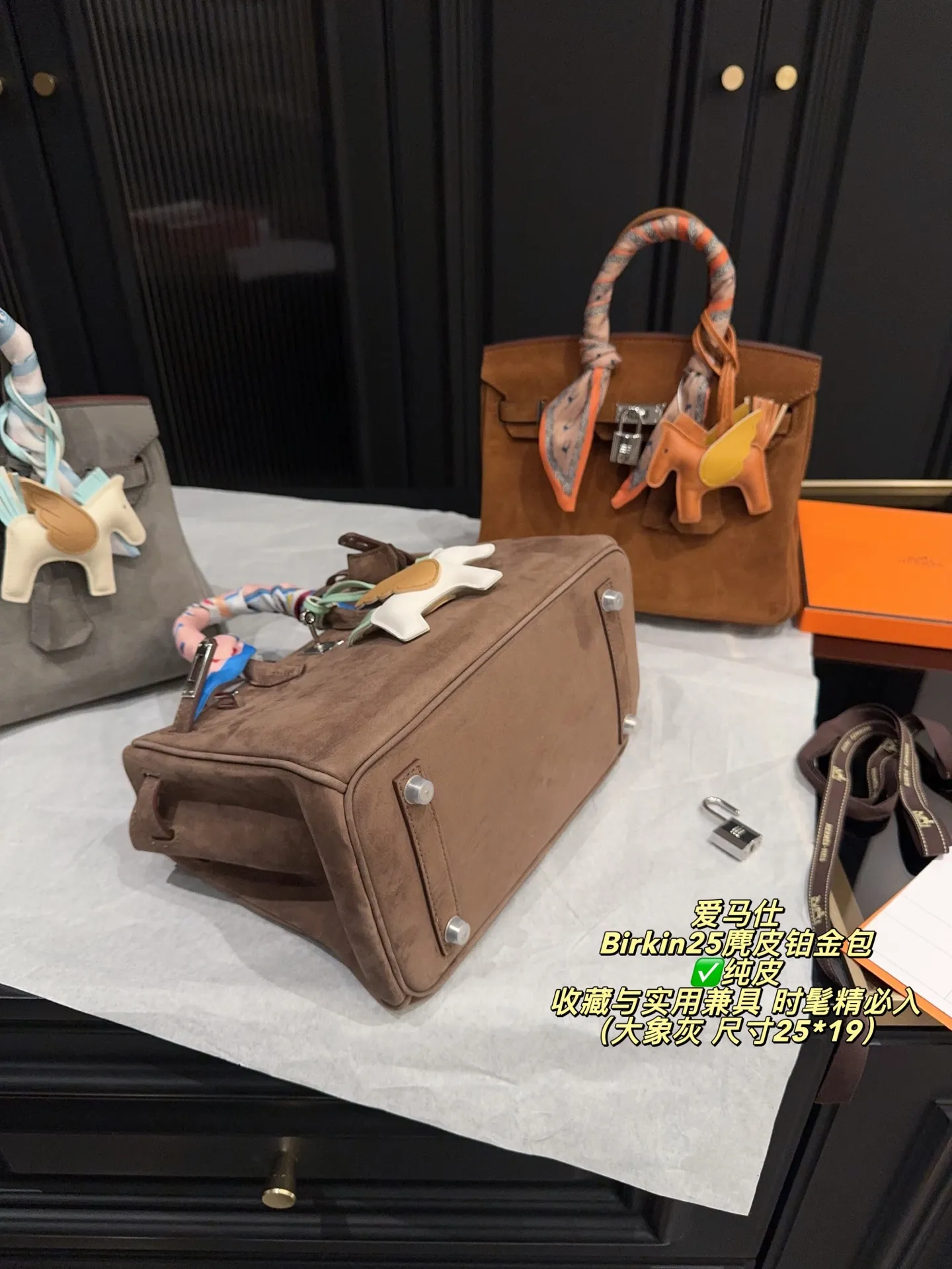 ✅纯皮P335配盒⚠️尺寸25*19 爱马仕 Birkin25麂皮铂金包 触感柔软细腻，秋冬季节超适合！银色金属扣件＋小飞马挂件，精致又有辨识度。25cm尺寸，日常通勤、出行都能轻松装下随身物品。麂皮材质轻盈，搭配丝巾更显高级感，是爱马仕经典系列，收藏与实用兼具，时髦精必入！