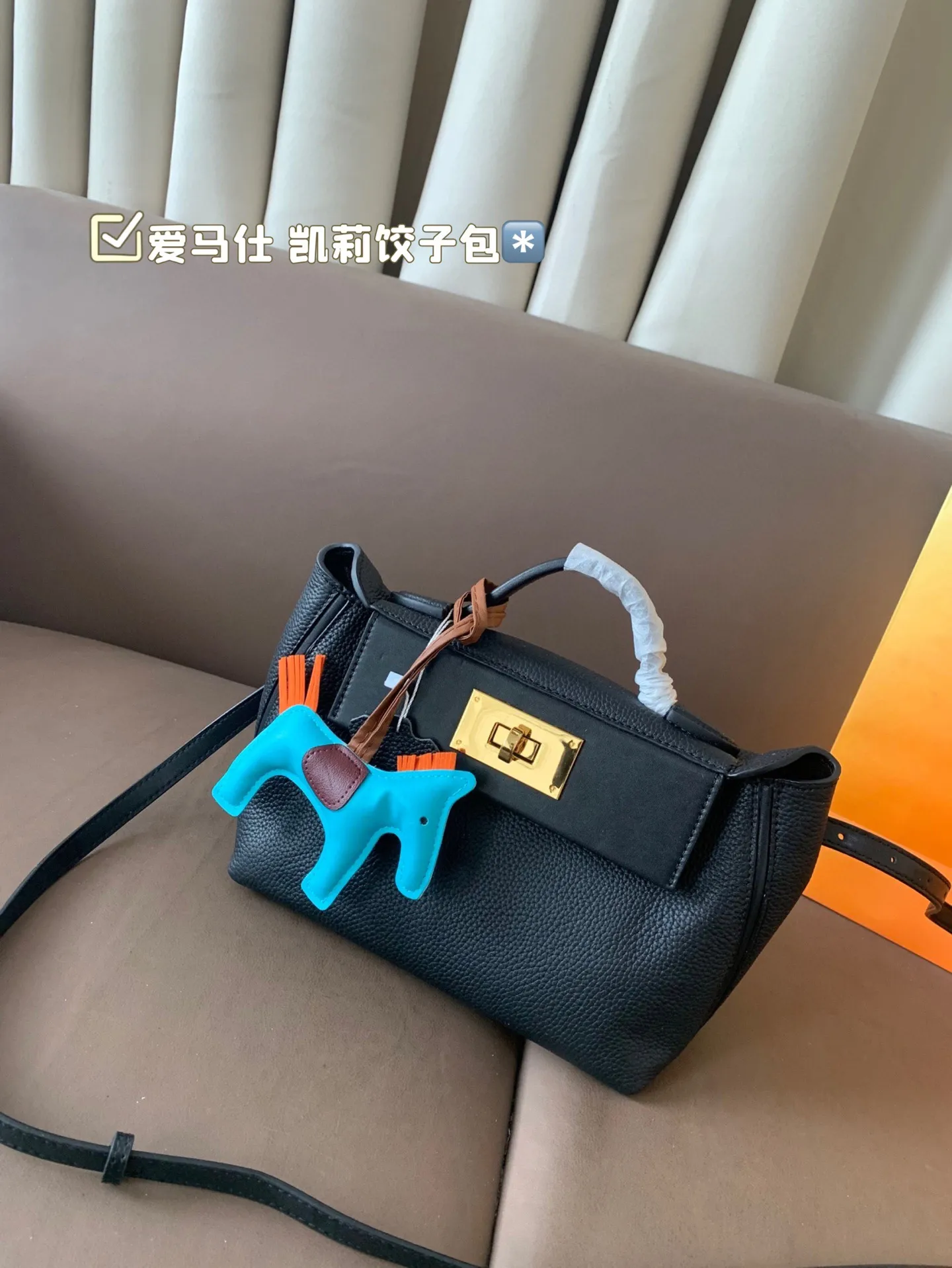 P255 纯皮 爱马仕 凯莉饺子包 材质进口,喜欢这个款式的美妞们，必须拿下啦，原版开模定制出货，五金带logo 对版纹路开料制作，名媛优雅高贵 尺寸：21*16