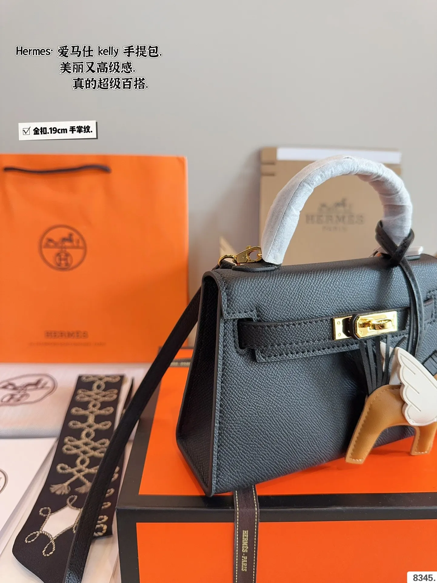 p175配礼盒🎁. 爱马仕 凯莉 kelly 二代 真的太香了 属于日常休闲跟 女人味都可以驾驭的那种 自己搭配了肩带 平时带 娃也可以解放双手 跟朋友下午茶手提更有feel哦 除了随身携带的化妆品 还有再放一个手机尺寸:19*6*12cm