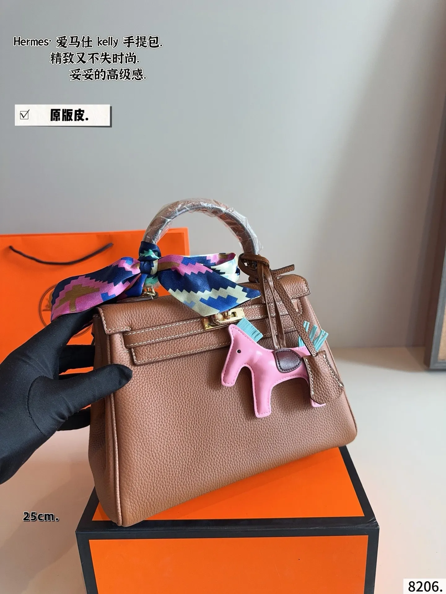 p230配礼盒🎁. 爱马仕Kelly,越看越上头的优雅 如果说Birkin是随性大气的代表,那Kelly就是优雅与克制的代名词。最打动我的,是它线条极简又精致的包身设计,带上肩带之后多了几分法式从容,不管是通勤穿搭还是度假look,都能完美融合。爱马仕Kelly不仅是一个包,更像一种生活态度,它的细节与比例,都让人忍不住反复欣赏。每一次出街背上它,都会多几分自信和从容,难怪那么多人说,一生至少要拥有一只Kelly。尺寸:25*8*18cm