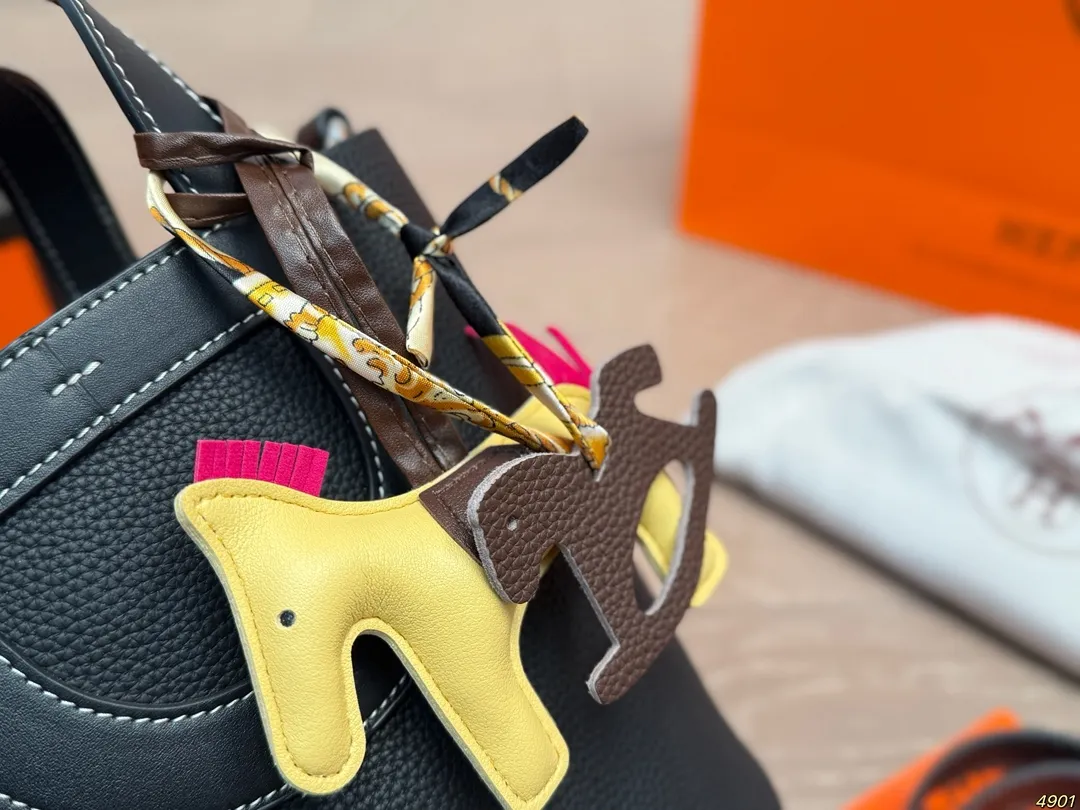 ¥210飞机盒配丝巾 爱马仕Hermes 猪鼻子菜篮子包 包型太可爱了 容量非常可,日常通勤都没问题 可咸可甜 质感满分 工艺非常讲究 细节立体感拉满 尺寸18 20