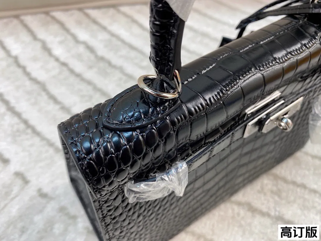 p260/p240/p180 全套包装🎁(高订版) 爱马仕Hermes Kelly 黑银亮面鳄鱼皮 妥妥的御姐范儿 上身真的是又酷又飒 我想没有御姐能拒绝这样一只kelly吧! 尺寸:28*22/25*17/19*13(纯皮)